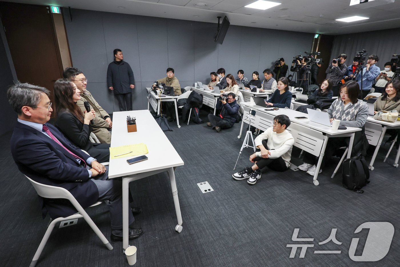 본문 이미지 - JMS&#40;기독교복음선교회&#41; 피해자 메이플 씨가 9일 오후 서울 강남구 한국컨퍼런스센터에서 JMS 교주 정명석에 대한 대법원 선고&#40;징역 17년&#41;가 확정된 뒤 기자회견을 열고 소감을 밝히고 있다. 2025.1.9/뉴스1 ⓒ News1 민경석 기자