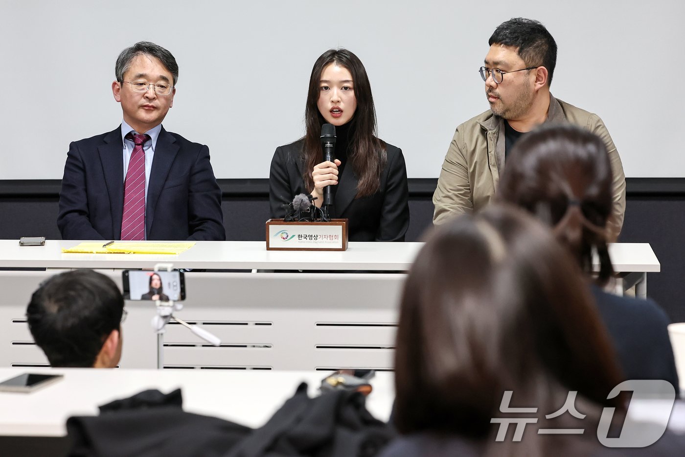 본문 이미지 - JMS&#40;기독교복음선교회&#41; 피해자 메이플 이 9일 오후 서울 강남구 한국컨퍼런스센터에서 JMS 교주 정명석에 대한 대법원 선고&#40;징역 17년&#41;가 확정된 뒤 기자회견을 열고 취재진의 질문에 답하고 있다. 왼쪽부터 &#39;반 JMS 활동가&#39; 김도형 단국대학교 교수, 메이플, 다큐멘터리 &#39;나는 신이다&#39;를 제작한 조성현 PD. 정명석은 2018년 충남 금산 진산면 월명동 수련원 등에서 홍콩 국적 여성 신도 메이플을 추행하거나 성폭행하고 호주 국적 여성 신도 에이미와 한국인 여성 신도를 성추행한 혐의를 받는다. 2025.1.9/뉴스1 ⓒ News1 민경석 기자