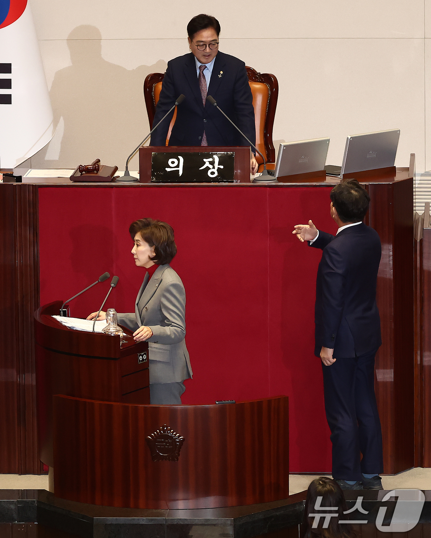 (서울=뉴스1) 김민지 기자 = 국민의힘 권성동 원내대표가 9일 오후 서울 여의도 국회 본회의장에서 열린 윤석열 대통령 위헌적 비상계엄 선포 내란혐의 및 제주항공 여객기 참사 진상 …