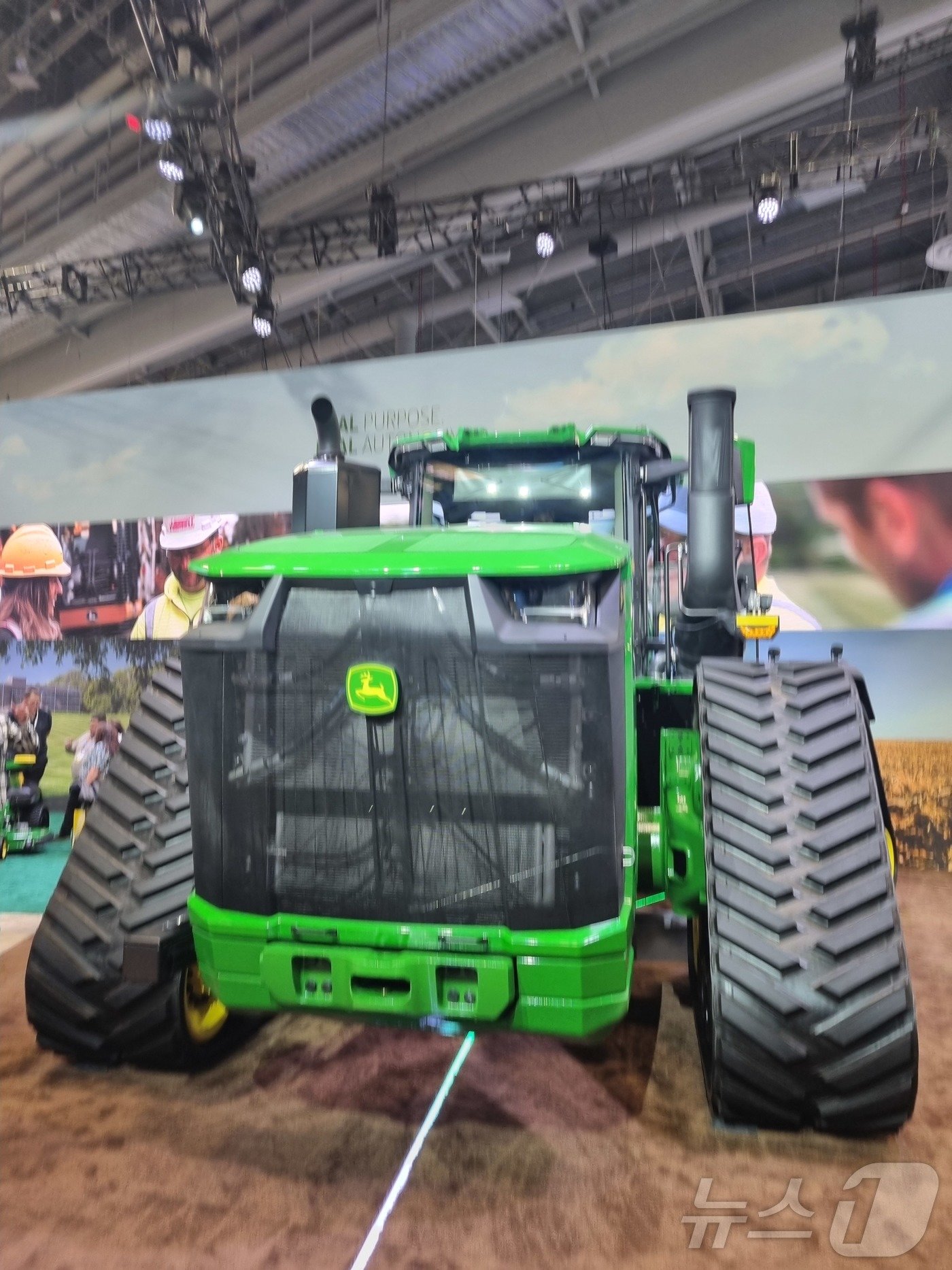 본문 이미지 - 8일(현지시각) 미국 라스베이거스에서 열리는 CES 2025 존 디어 부스에 전시된 자율주행 트랙터. 2025.1.9/뉴스1 ⓒ News1 박주평 기자