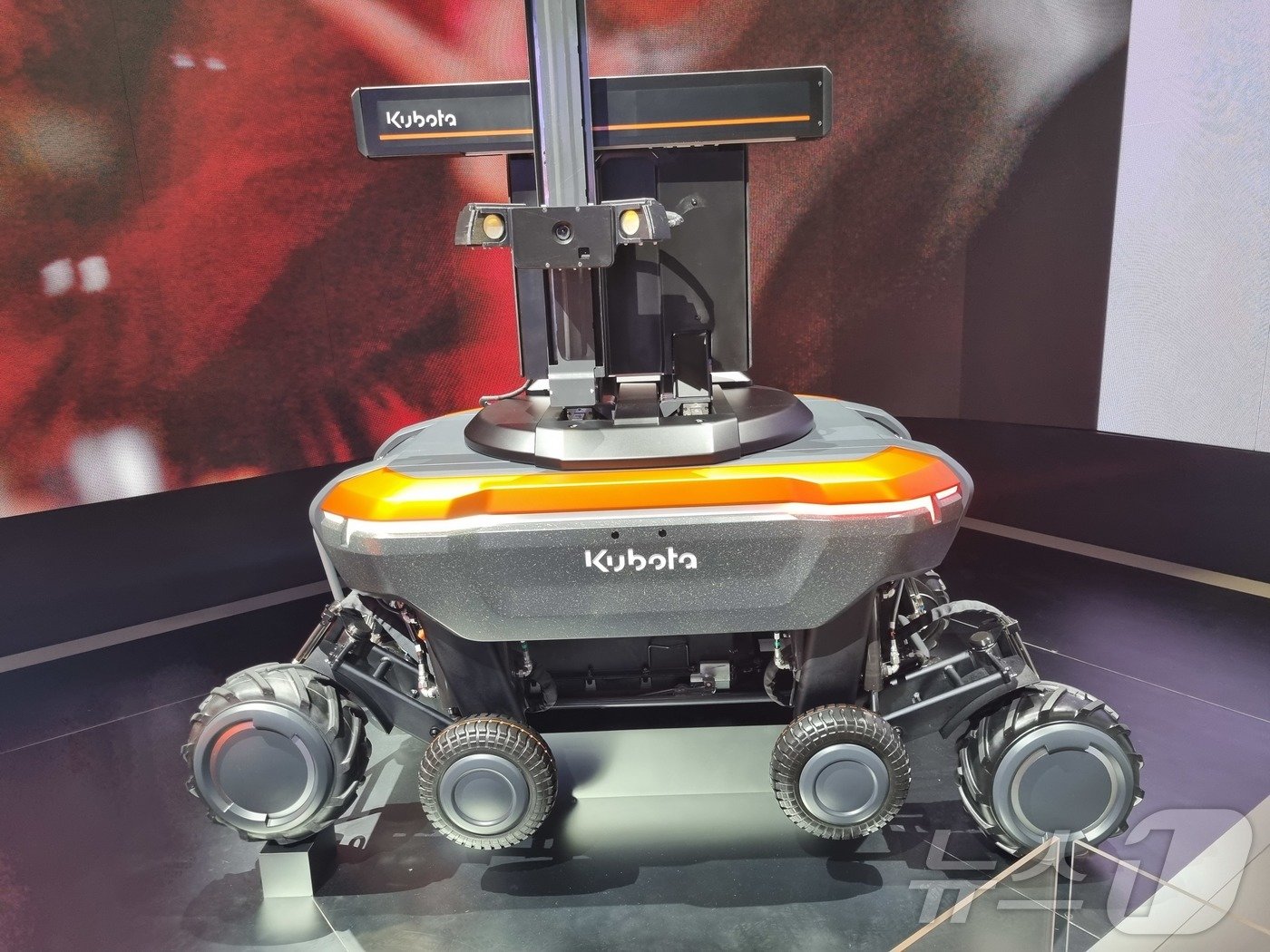 본문 이미지 - 8일(현지시각) 미국 라스베이거스에서 열리는 CES 2025 구보타 부스에 전시된 4륜 로봇 'KATR'. 2025.1.8/뉴스1 ⓒ News1 박주평 기자