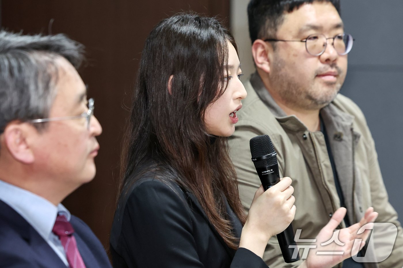 본문 이미지 - JMS&#40;기독교복음선교회&#41; 피해자 메이플 씨가 9일 오후 서울 강남구 한국컨퍼런스센터에서 JMS 교주 정명석에 대한 대법원 선고&#40;징역 17년&#41;가 확정된 뒤 기자회견을 열고 소감을 밝히고 있다. 2025.1.9/뉴스1 ⓒ News1 민경석 기자