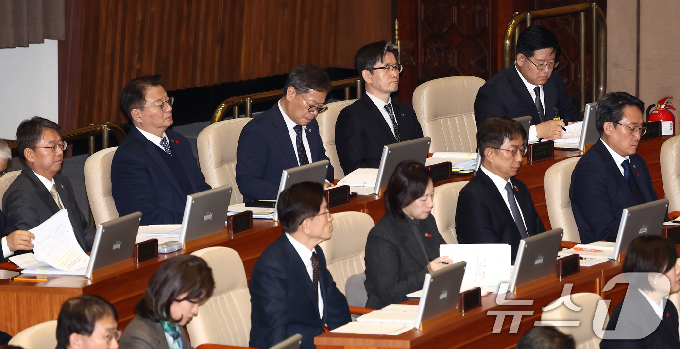 (서울=뉴스1) 김민지 기자 = 오동운 공수처장을 비롯한 국무위원들이 9일 오후 서울 여의도 국회 본회의장에서 열린 윤석열 대통령 위헌적 비상계엄 선포 내란혐의 및 제주항공 여객기 …