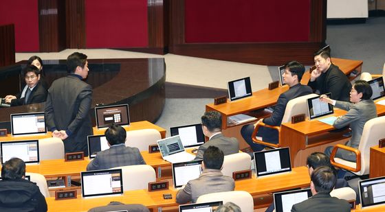 홀로 일어난 김용만 의원