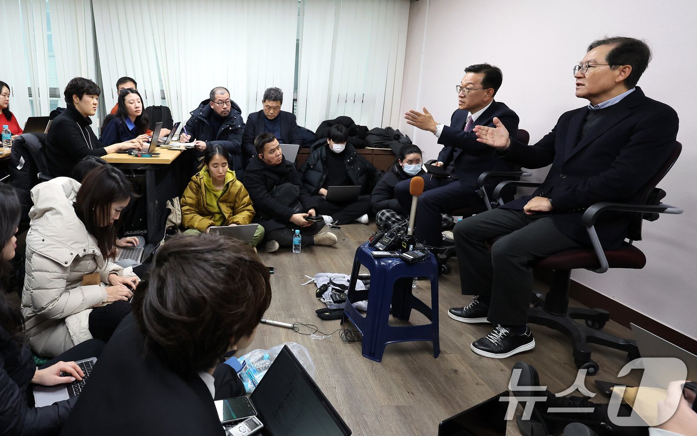 본문 이미지 - 윤석열 대통령의 탄핵심판 법률대리인단인 윤갑근, 석동현 변호사가 9일 오후 서울 서초구 석동현 변호사 사무실에서 외신기자 대상으로 열린 기자회견에 참석해 질의를 받고 있다. 2025.1.9/뉴스 ⓒ News1 이동해 기자