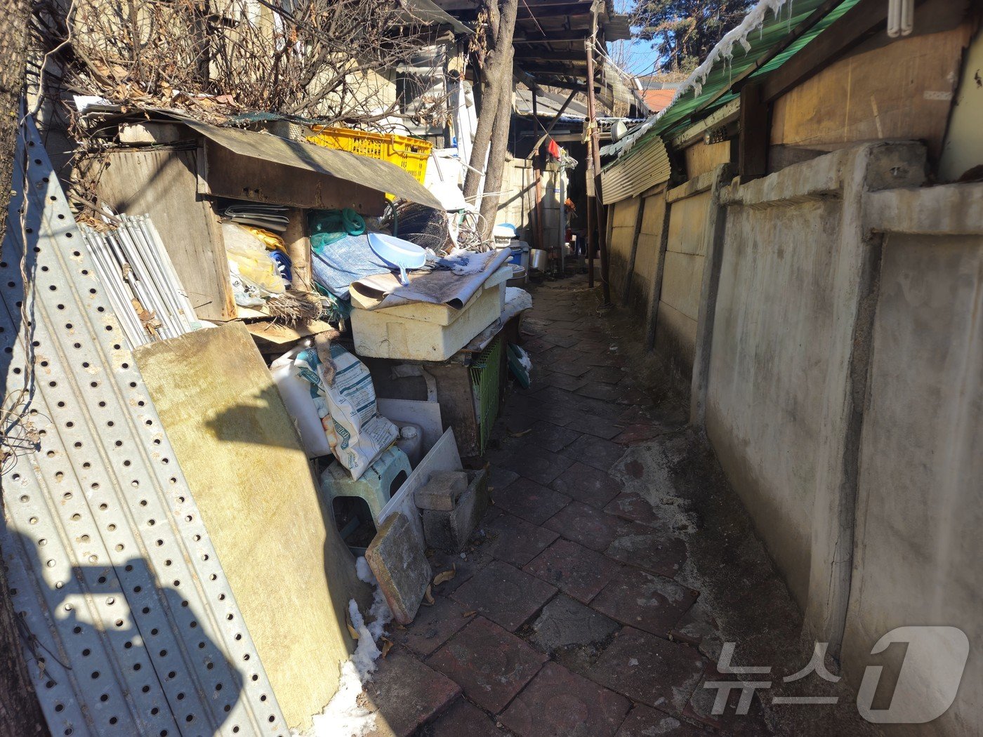 본문 이미지 - 영하 10도를 웃도는 9일 오전 강원 후평동의 판자촌 일대에서 강추위가 지속되면서 밖을 다니는 주민들은 보이지 않았다.2025.1.9 한귀섭 기자 