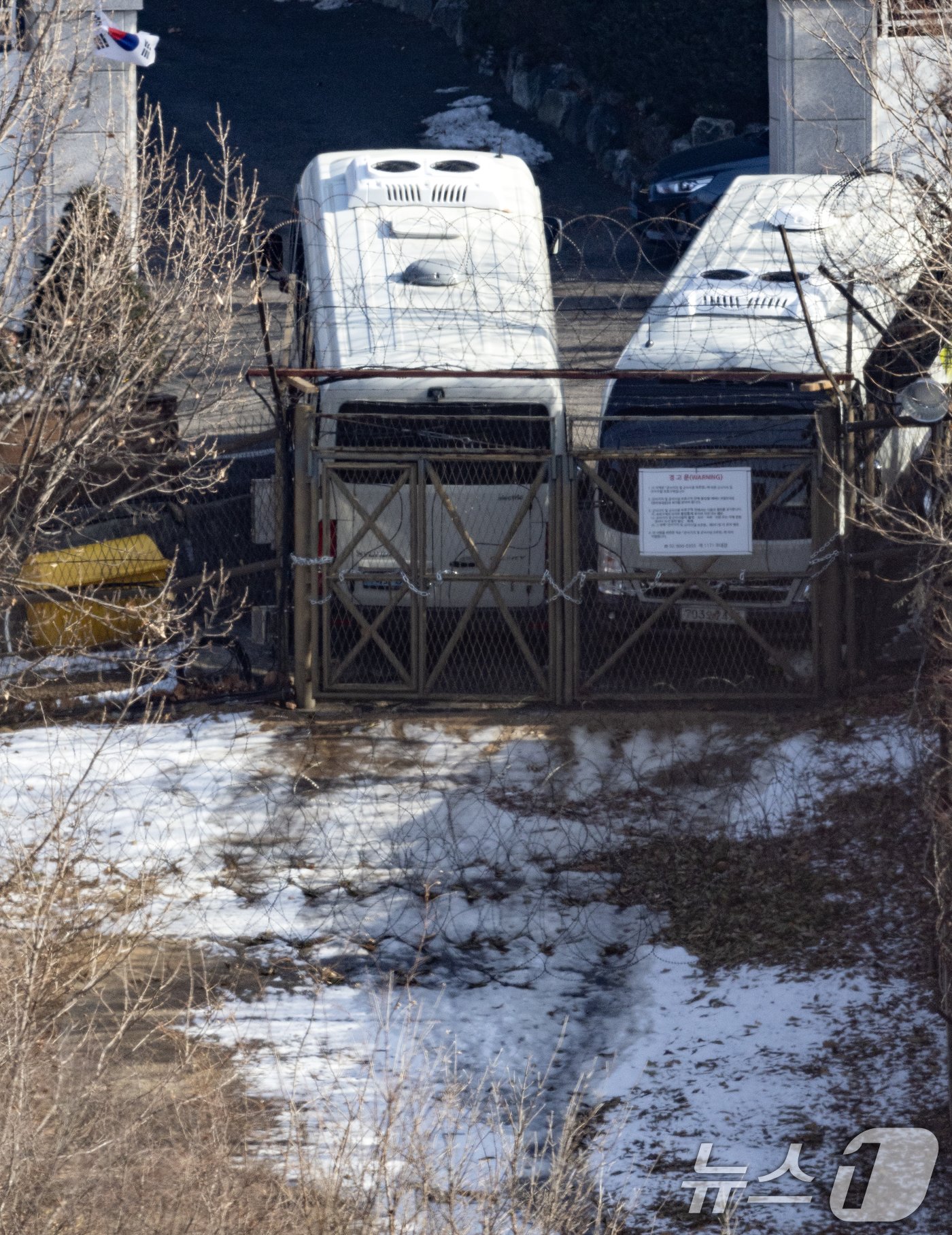 본문 이미지 - 내란수괴 혐의를 받는 윤석열 대통령에 대한 체포영장이 재발부된 가운데 9일 오전 서울 용산구 한남동 대통령 관저 인근 출입문에 철조망이 설치돼 있다. 2025.1.9/뉴스1 ⓒ News1 이승배 기자