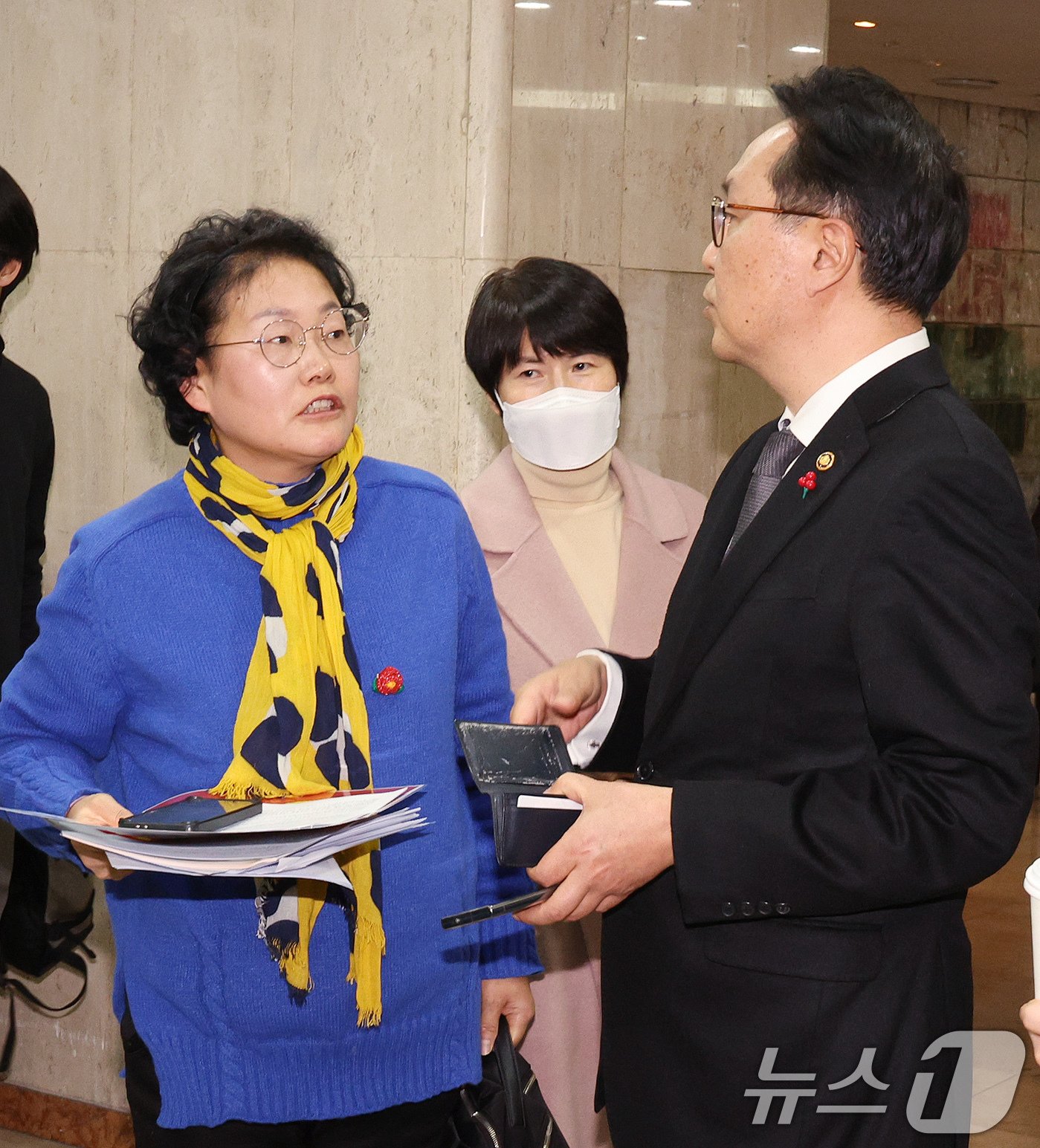 본문 이미지 - 9일 오후 서울 중구 프레스센터에서 열린 비급여 관리‧실손보험 개혁방안 정책토론회에서 보험이용자협회 활동가가 박민수 보건복지부 제2차관을 향해 항의하고 있다. 2024.1.9/뉴스1 ⓒ News1 장수영 기자