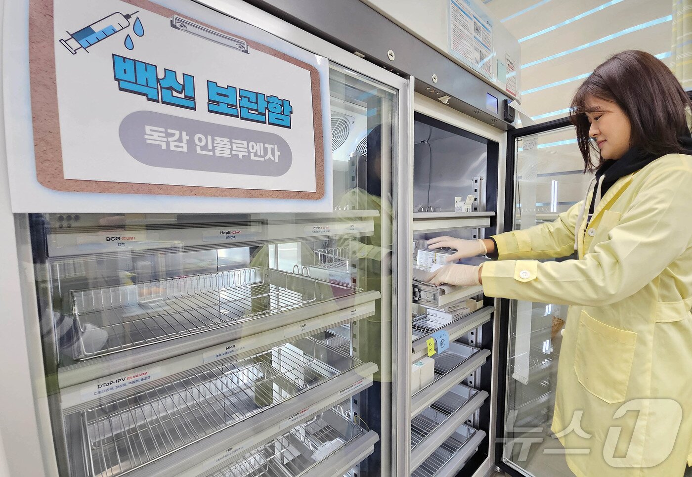 본문 이미지 - 최근 의료기관을 찾는 독감 등 호흡기 질환 환자가 급증하고 있는 가운데 9일 광주 북구보건소 예방 접종실 백신 보관 냉장고가 텅 비어있다.(광주 북구 제공)2025.1.9/뉴스1 ⓒ News1 박지현 기자