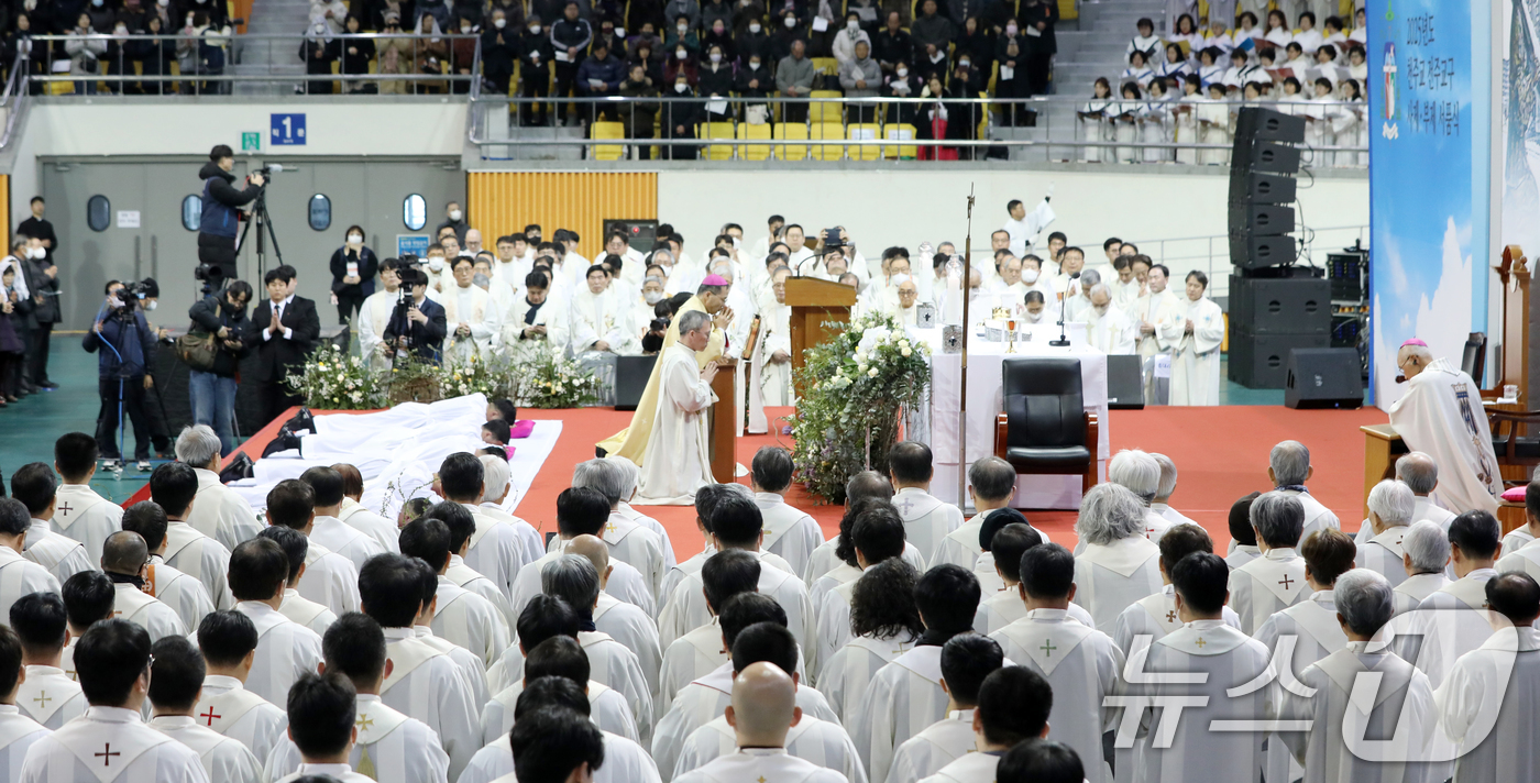 (익산=뉴스1) 유경석 기자 = 9일 전북자치도 익산시 익산실내체육관에서 열린 2025년 천주교 전주교구 사제·부제 서품식에서 서품을 받게 된 사제와 부제들이 부복예식을 하고 있다 …