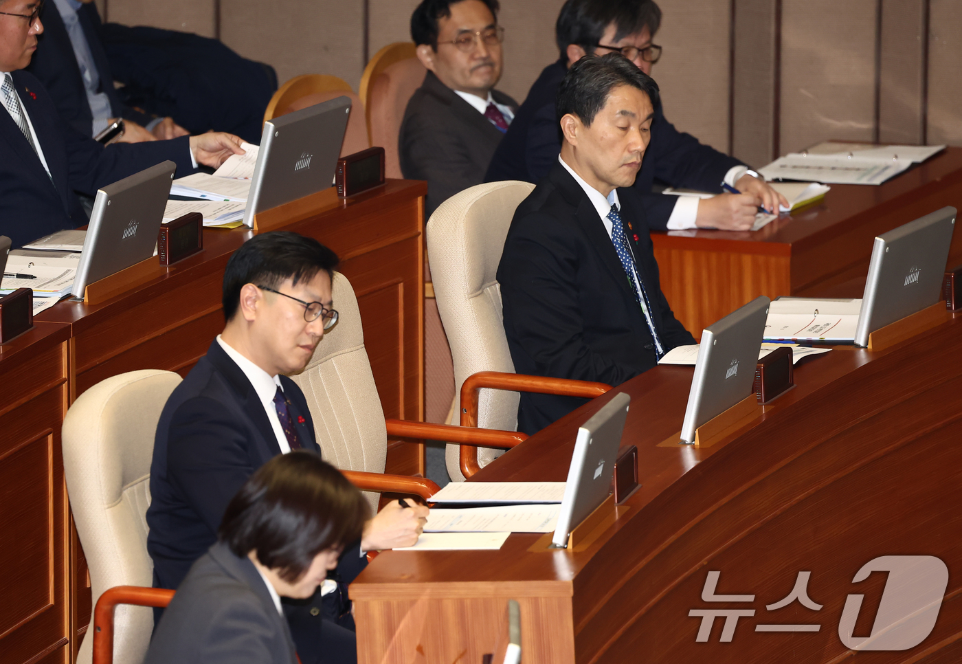 (서울=뉴스1) 김민지 기자 = 9일 오후 서울 여의도 국회에서 윤석열 대통령 위헌적 비상계엄 선포 내란혐의 및 제주항공 여객기 참사 진상규명 관련 긴급현안질문이 진행 중인 가운데 …