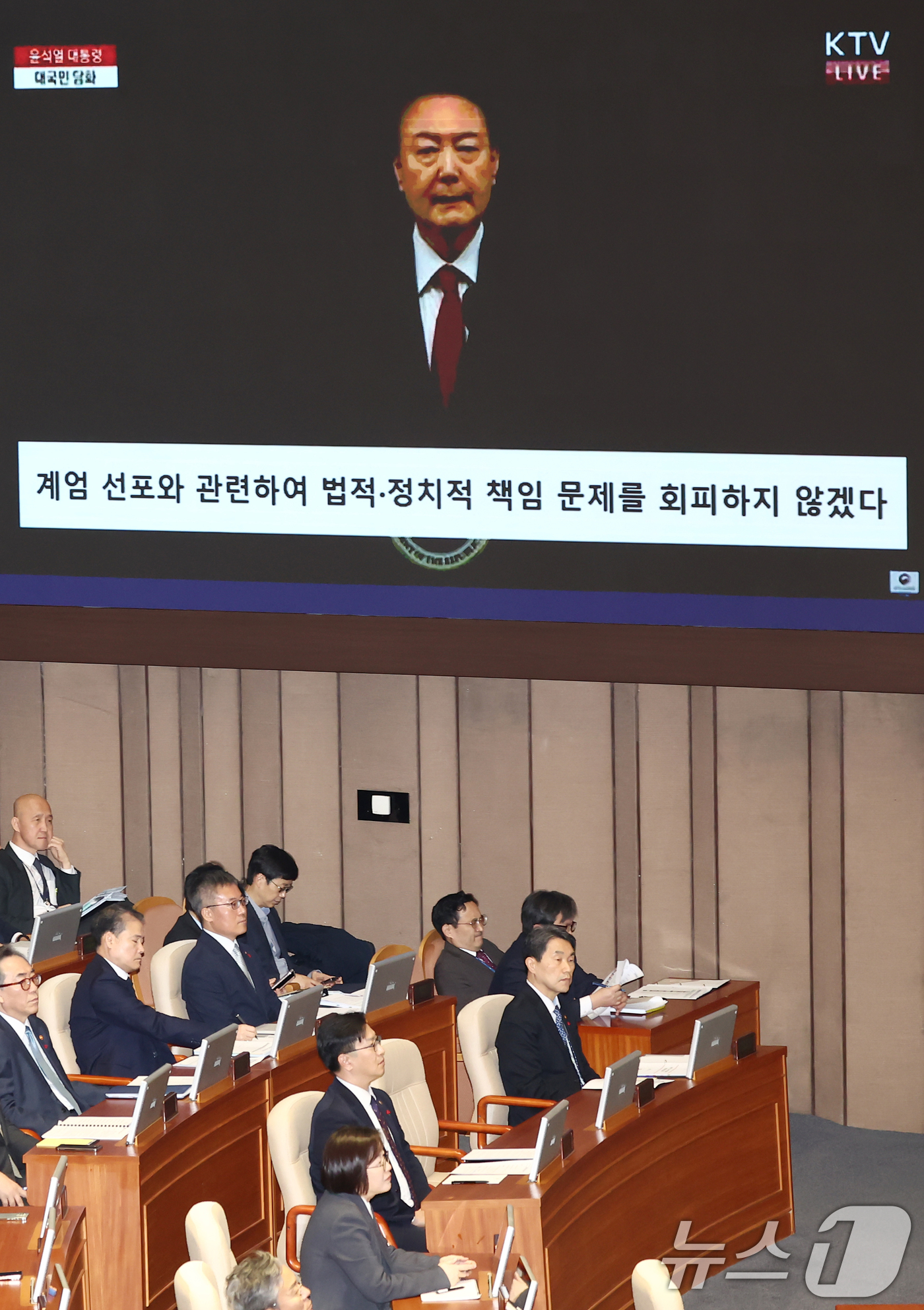 (서울=뉴스1) 김민지 기자 = 9일 오후 서울 여의도 국회에서 윤석열 대통령 위헌적 비상계엄 선포 내란혐의 및 제주항공 여객기 참사 진상규명 관련 긴급현안질문이 진행 중인 가운데 …