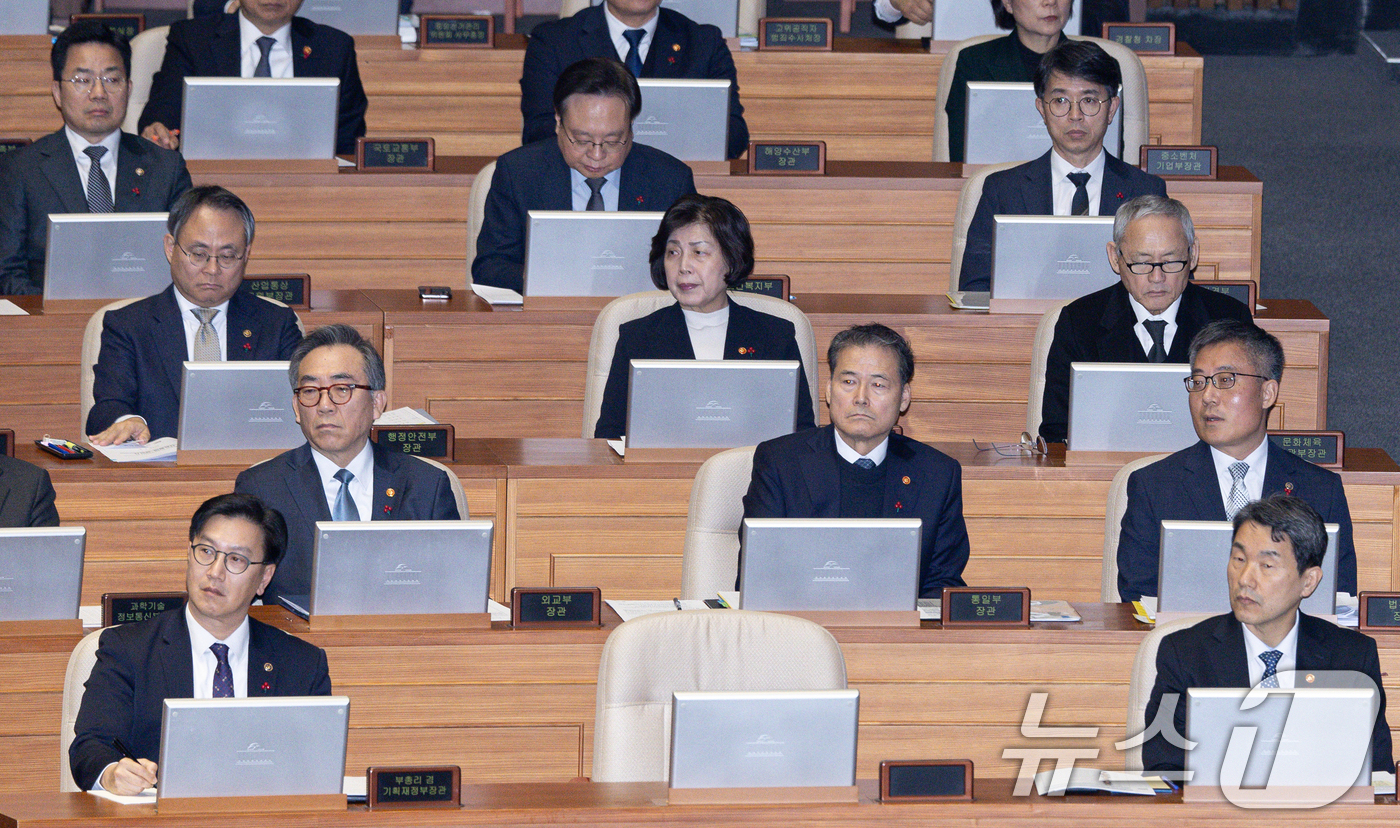 (서울=뉴스1) 이재명 기자 = 9일 오후 서울 여의도 국회 본회의장에서 열린 제420회 국회(임시회) 제5차 본회의에서 윤석열 대통령 위헌적 비상계엄 선포 내란혐의 및 제주항공 …