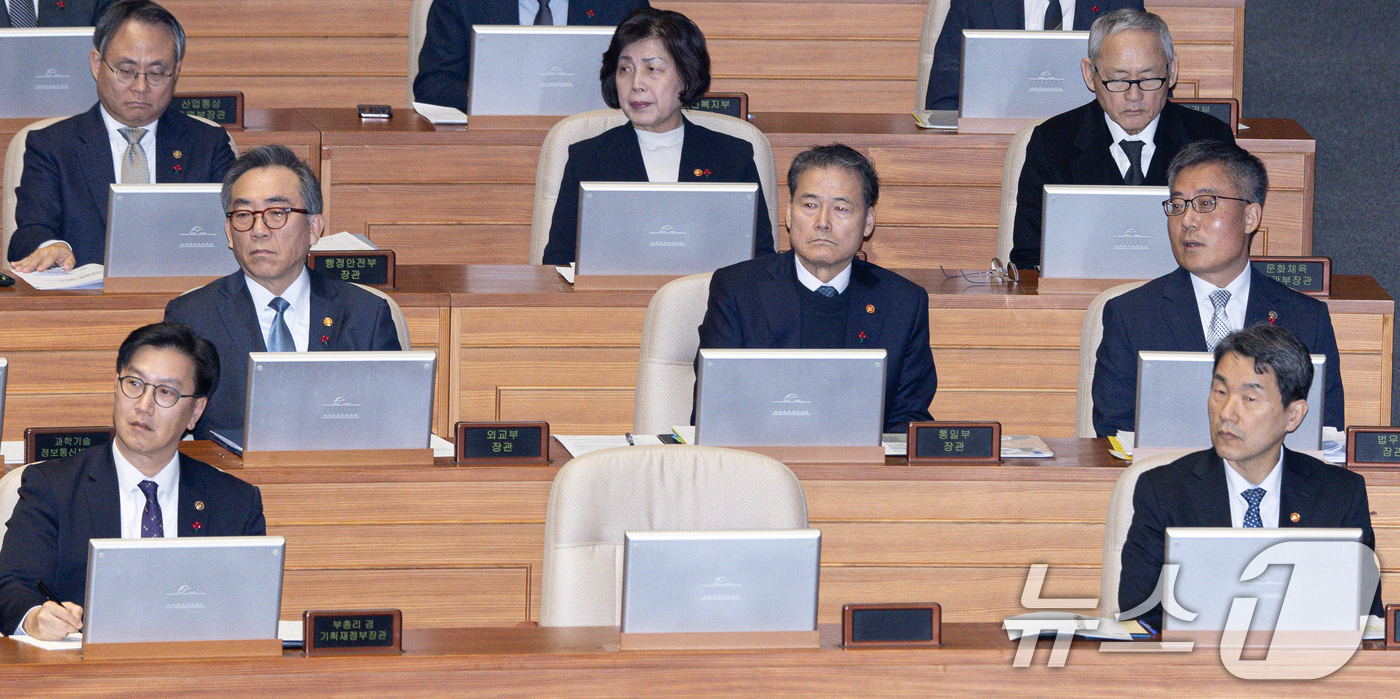 (서울=뉴스1) 이재명 기자 = 9일 오후 서울 여의도 국회 본회의장에서 열린 제420회 국회(임시회) 제5차 본회의에서 윤석열 대통령 위헌적 비상계엄 선포 내란혐의 및 제주항공 …