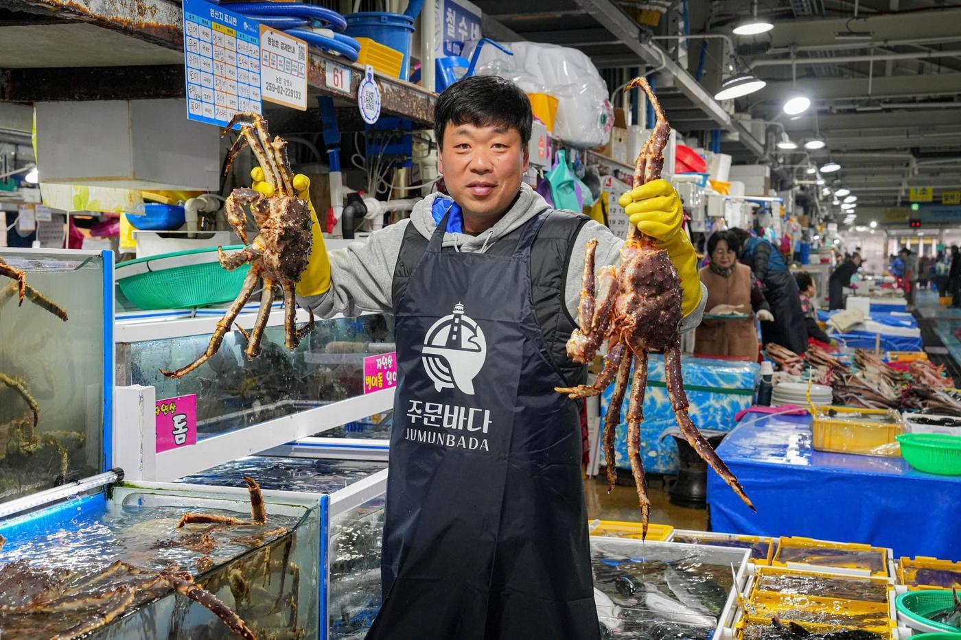 주문진 4개 시장&#40;주문진좌판풍물시장, 주문진종합시장, 주문진수산시장, 주문진건어물시장&#41; 상인들이 공동브랜드 주문바다 로고가 새겨진 앞치마를 맞춰 입고 손님들을 반기고 있다. 사진제공 = 주문바다