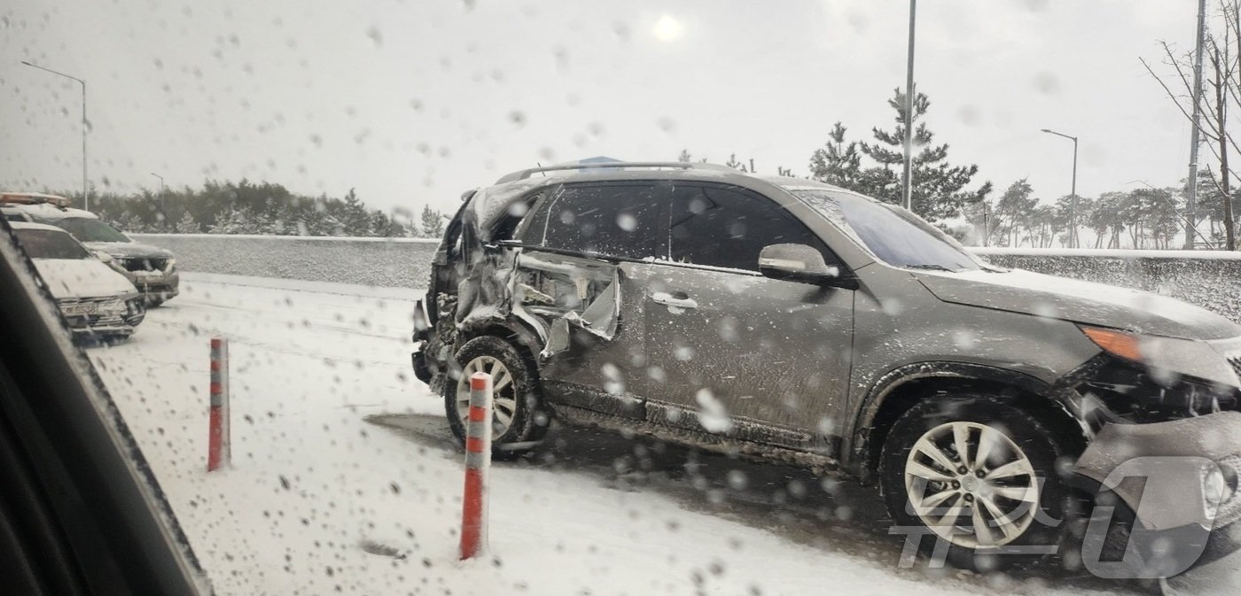 본문 이미지 - 전북지역에 대설주의보가 발효된 9일 전북자치도 부안군 서해안고속도로 줄포IC 상행선에서 추돌사고가 발생한 가운데 한 차량이 파손돼 있다. 2025.1.9/뉴스1 ⓒ News1 박제철 기자