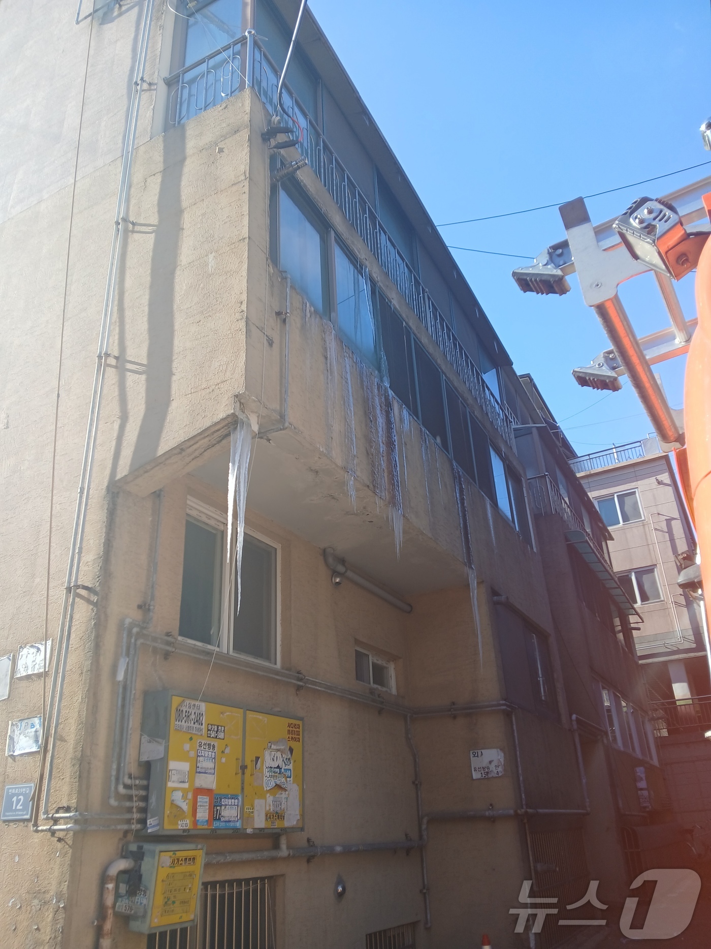 (인천=뉴스1) 박소영 기자 = 9일 오전 11시 49분쯤 인천시 서구 연희동 한 빌라에 고드름이 맺혀 소방당국이 안전조치를 하고 있다. (인천소방본부 제공) 2025.1.9/뉴스 …