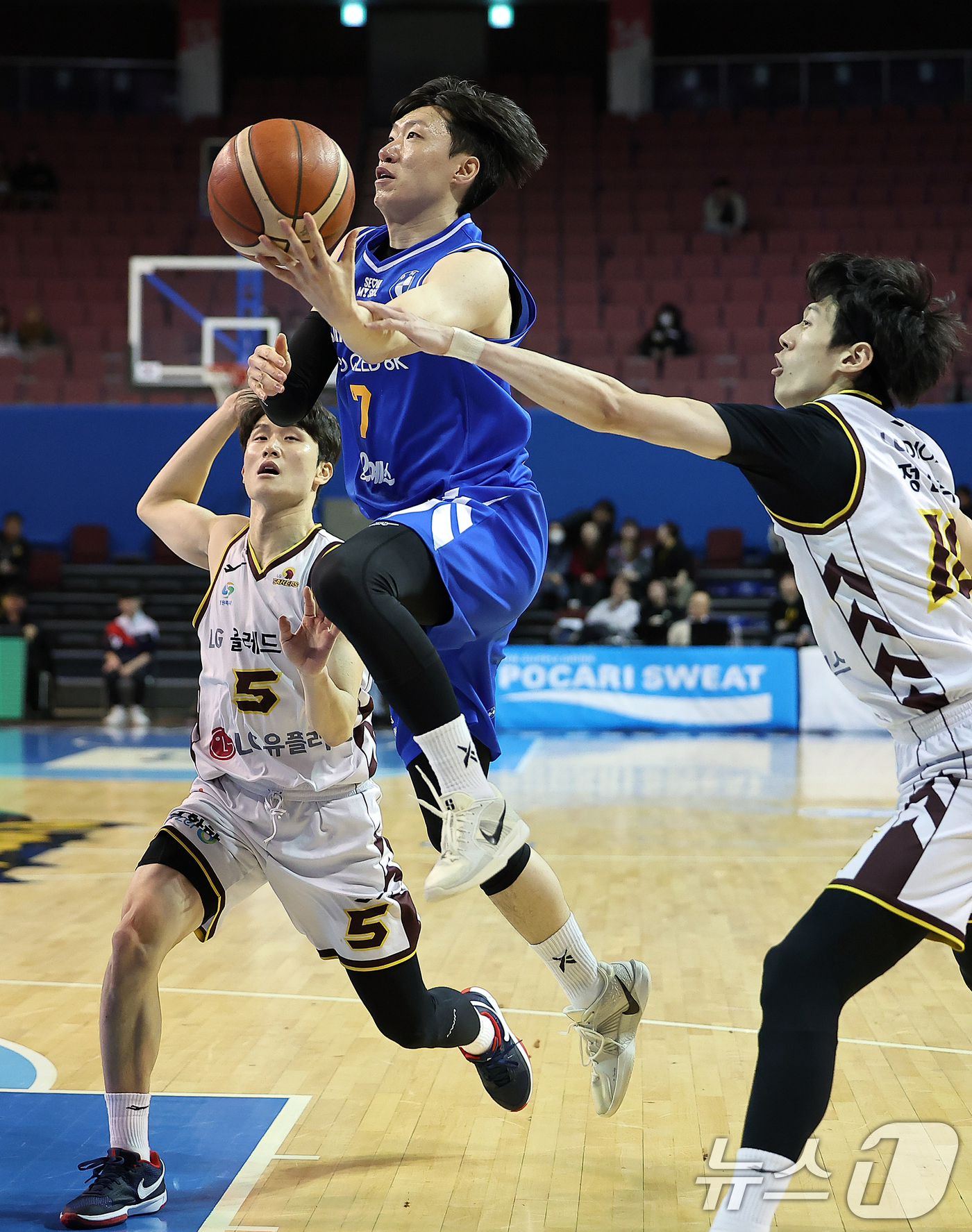 (서울=뉴스1) 김진환 기자 = 9일 오후 서울 송파구 잠실 실내체육관에서 열린 KCC 프로농구 2024-2025 KBL 서울 삼성과 창원 LG의 경기, 서울 삼성 최성모가 1쿼터 …