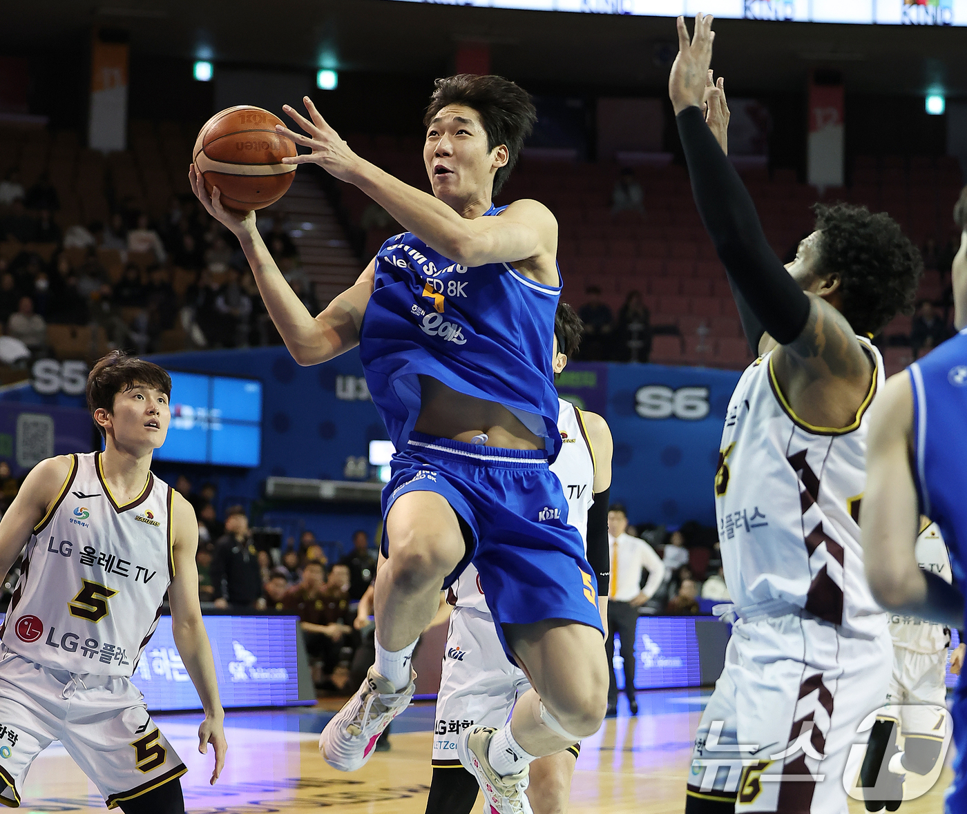 (서울=뉴스1) 김진환 기자 = 9일 오후 서울 송파구 잠실 실내체육관에서 열린 KCC 프로농구 2024-2025 KBL 서울 삼성과 창원 LG의 경기, 서울 삼성 이원석이 2쿼터 …