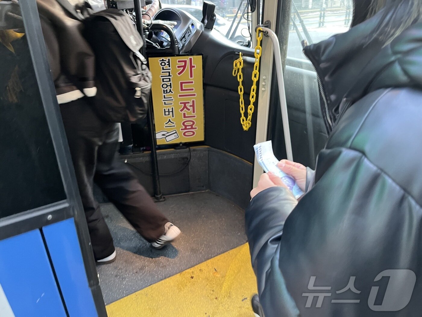 본문 이미지 - &#39;현금 없는 버스&#39;는 오치아이 씨의 2000원을 거부했다. 2024.11.28 ⓒ 뉴스1 유수연 기자