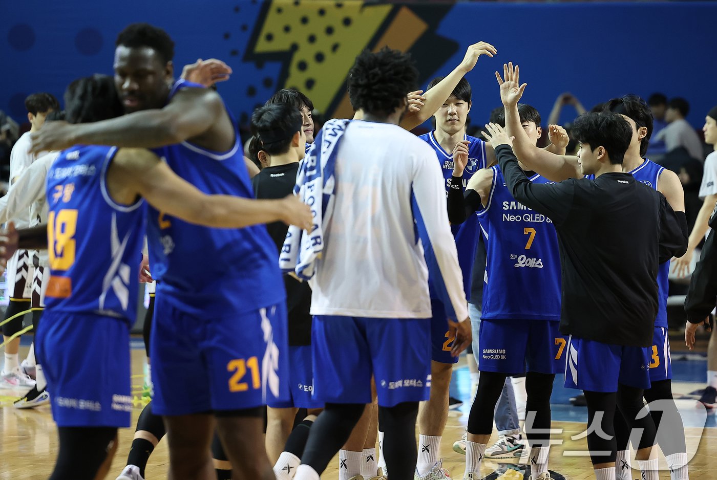 9일 오후 서울 송파구 잠실 실내체육관에서 열린 KCC 프로농구 2024-2025 KBL 서울 삼성과 창원 LG의 경기, 92대88로 승리한 서울 삼성 선수들이 기쁨을 나누고 있다. 2025.1.9/뉴스1 ⓒ News1 김진환 기자