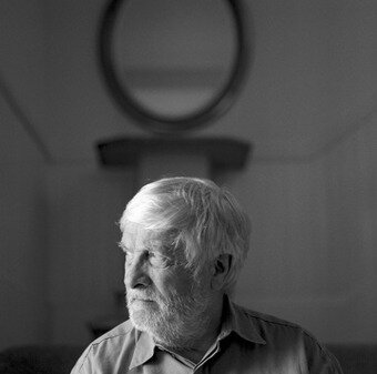 본문 이미지 - Noland in his studio, Port Clyde, Maine, 2005 ⓒ Allison V. Smith. 페이스갤러리 제공.