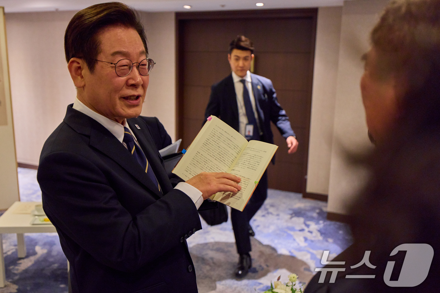 (서울=뉴스1) 허경 기자 = 이재명 대통령과 이시바 시게루 일본 총리 부부가 30일 부산 웨스틴조선에서 이 대통령의 자서전 ‘이재명의 굽은 팔’ 일본어판을 보며 대화하고 있다. …