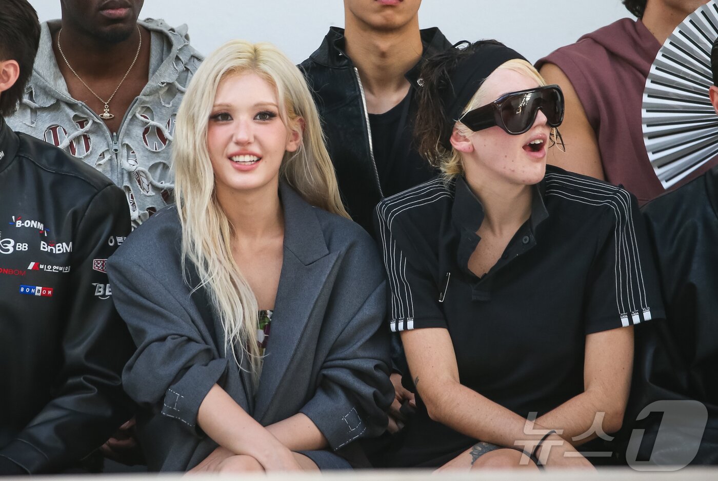 본문 이미지 - 파리 패션위크 주간인 30일&#40;현지시간&#41; 프랑스 파리 팔레 드 도쿄에서 국내 패션 디자이너 브랜드로 이루어진 연합 패션쇼 ‘콘셉트코리아 2026 S/S’에 참석한 엠버서더 전소미가 패션쇼를 관람하고 있다. 2025.10.1/뉴스1 ⓒ News1 이준성 기자