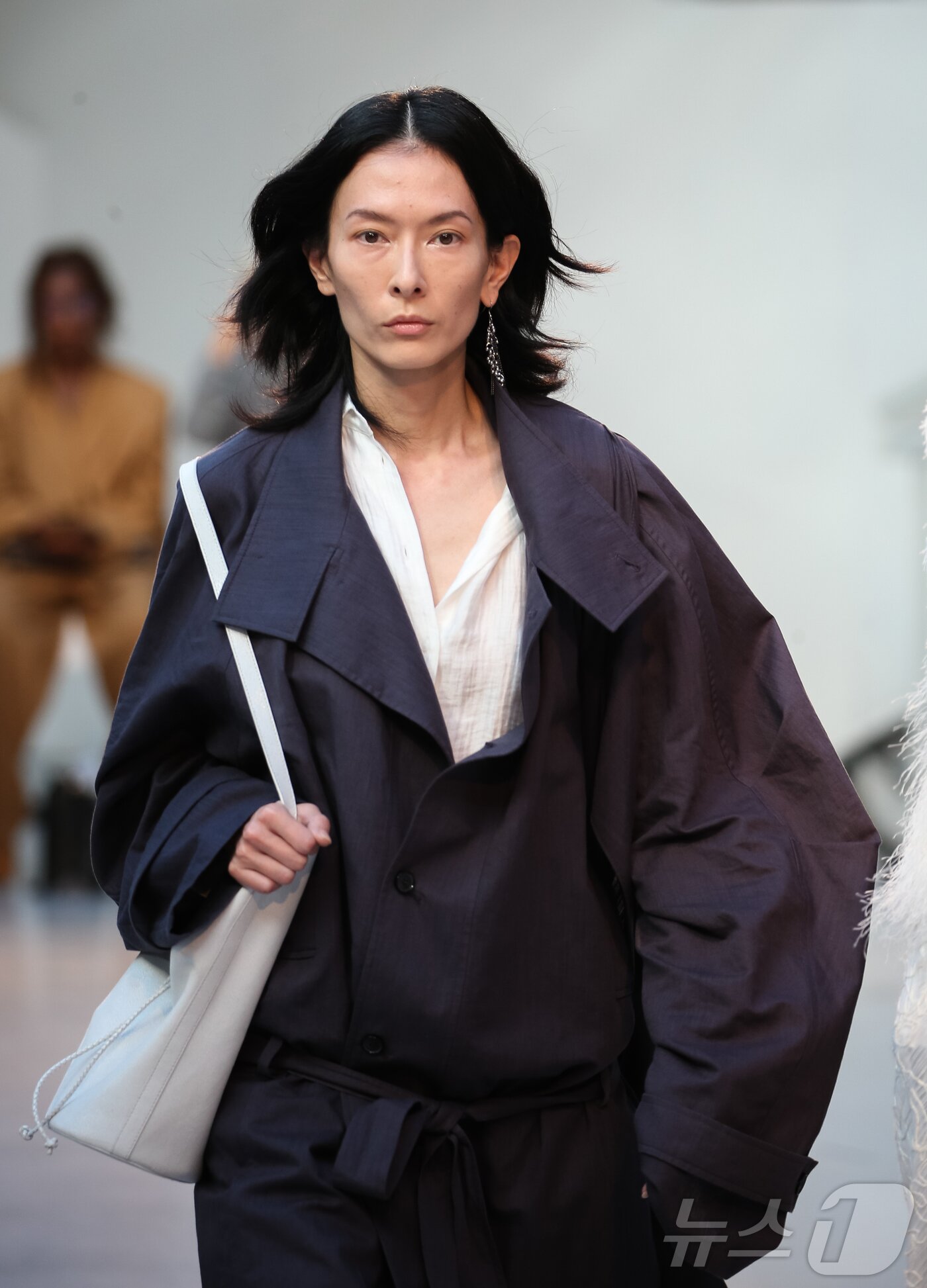 본문 이미지 - 파리 패션위크 주간인 30일&#40;현지시간&#41; 프랑스 파리 팔레 드 도쿄에서 국내 패션 디자이너 브랜드로 이루어진 연합 패션쇼 ‘콘셉트코리아 2026 S/S’가 열려 모델들이 런웨이에 올라 ‘리이&#40;RE RHEE&#41;’의 2025 FW 의상들을 선보이고 있다. 2025.10.1/뉴스1 ⓒ News1 이준성 기자