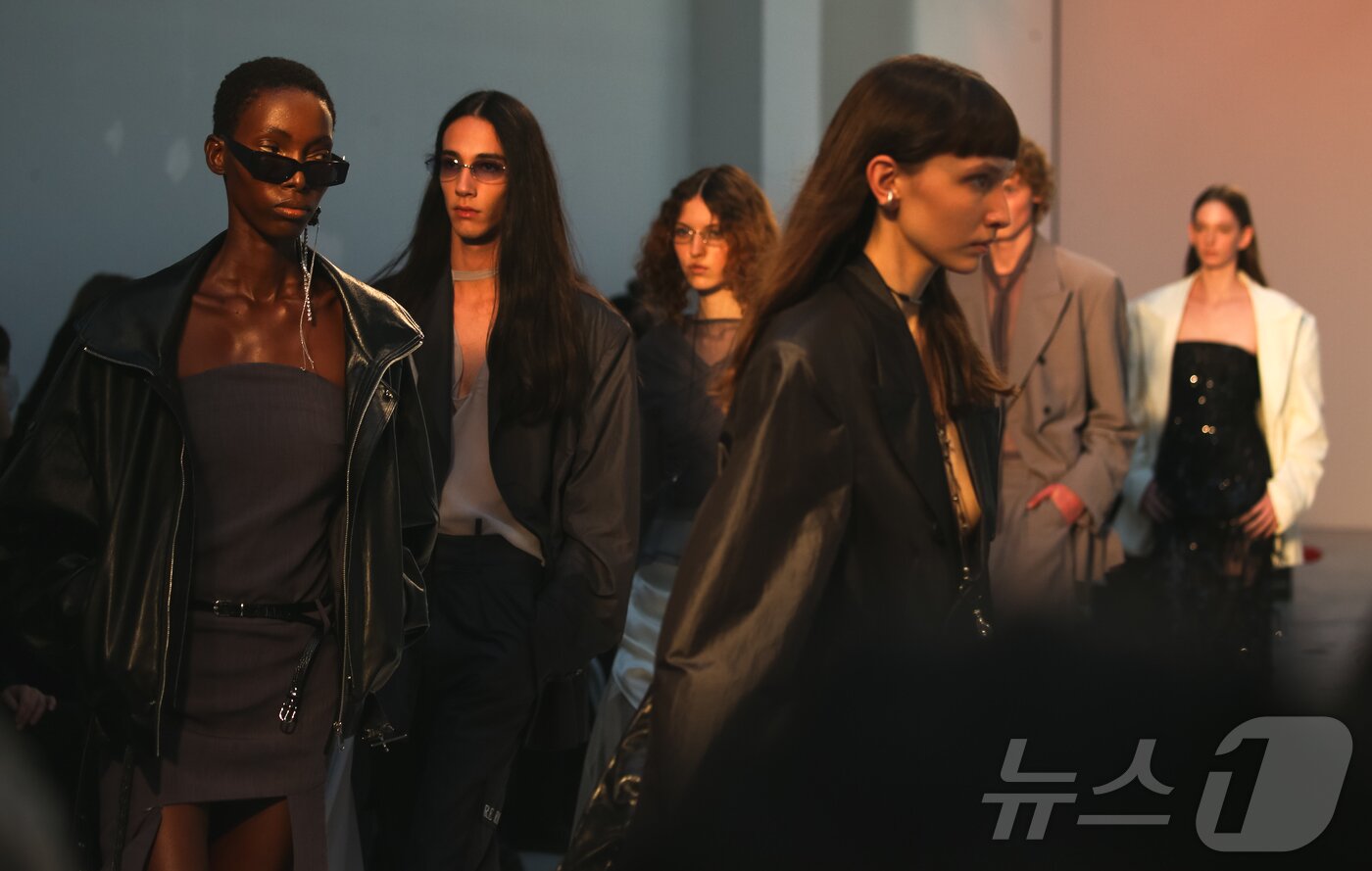 본문 이미지 - 파리 패션위크 주간인 30일&#40;현지시간&#41; 프랑스 파리 팔레 드 도쿄에서 국내 패션 디자이너 브랜드로 이루어진 연합 패션쇼 ‘콘셉트코리아 2026 S/S’가 열려 모델들이 런웨이에 올라 ‘리이&#40;RE RHEE&#41;’의 2025 FW 의상들을 선보이고 있다. 2025.10.1/뉴스1 ⓒ News1 이준성 기자