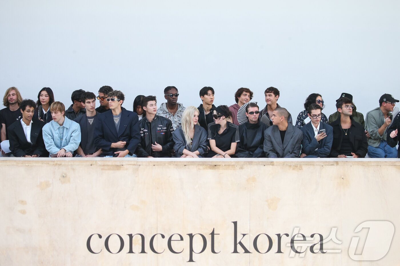 본문 이미지 - 파리 패션위크 주간인 30일&#40;현지시간&#41; 프랑스 파리 팔레 드 도쿄에서 국내 패션 디자이너 브랜드로 이루어진 연합 패션쇼 ‘콘셉트코리아 2026 S/S’에 참석한 엠버서더 전소미&#40;앞줄 왼쪽에서 여섯번째&#41;가 참석해 패션쇼를 관람하고 있다. 2025.10.1/뉴스1 ⓒ News1 이준성 기자
