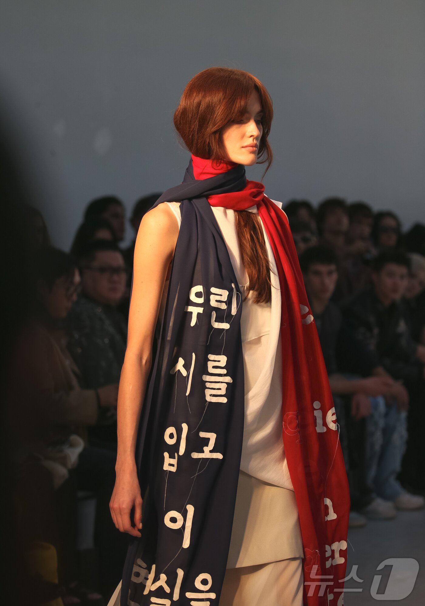 본문 이미지 - 파리 패션위크 주간인 30일&#40;현지시간&#41; 프랑스 파리 팔레 드 도쿄에서 국내 패션 디자이너 브랜드로 이루어진 연합 패션쇼 ‘콘셉트코리아 2026 S/S’가 열려 모델들이 런웨이에 올라 ‘리이&#40;RE RHEE&#41;’의 2025 FW 의상들을 선보이고 있다. 2025.10.1/뉴스1 ⓒ News1 이준성 기자