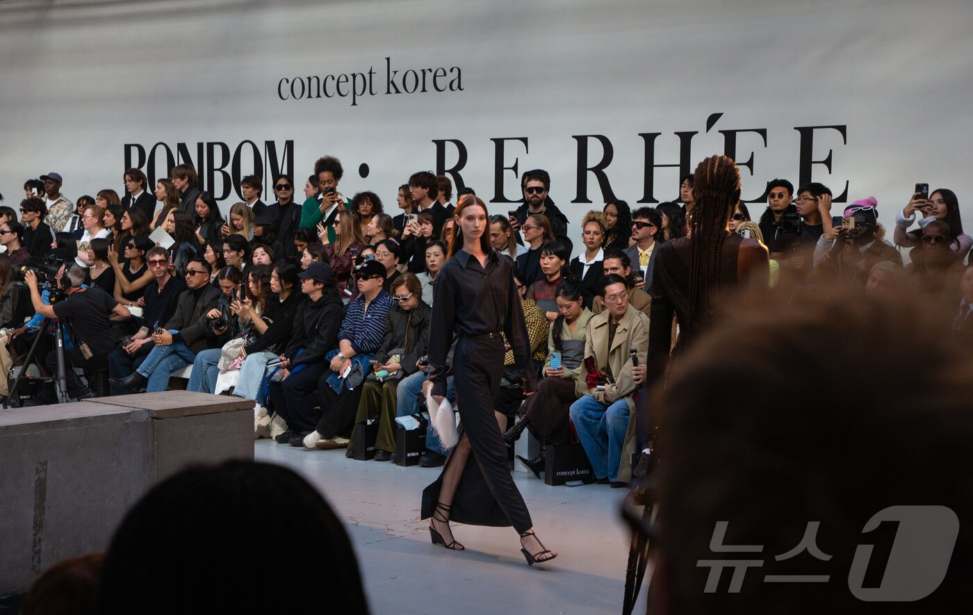 본문 이미지 - 파리 패션위크 주간인 30일&#40;현지시간&#41; 프랑스 파리 팔레 드 도쿄에서 국내 패션 디자이너 브랜드로 이루어진 연합 패션쇼 ‘콘셉트코리아 2026 S/S’가 열려 모델들이 런웨이에 올라 ‘리이&#40;RE RHEE&#41;’의 2025 FW 의상들을 선보이고 있다. 2025.10.1/뉴스1 ⓒ News1 이준성 기자
