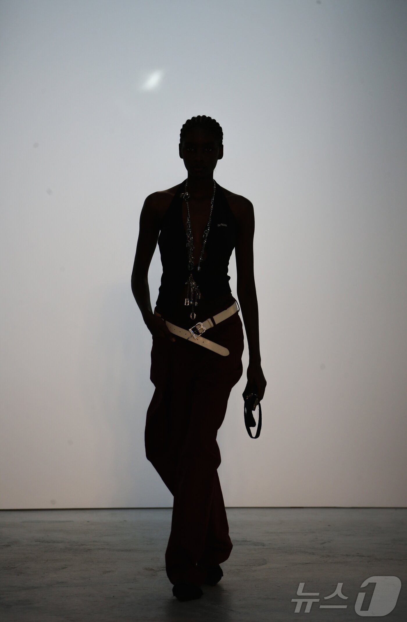 본문 이미지 - 파리 패션위크 주간인 30일&#40;현지시간&#41; 프랑스 파리 팔레 드 도쿄에서 국내 패션 디자이너 브랜드로 이루어진 연합 패션쇼 ‘콘셉트코리아 2026 S/S’가 열려 모델들이 런웨이에 올라 ‘본봄&#40;BONBOM&#41;’의 의상들을 선보이고 있다. 2025.10.1/뉴스1 ⓒ News1 이준성 기자