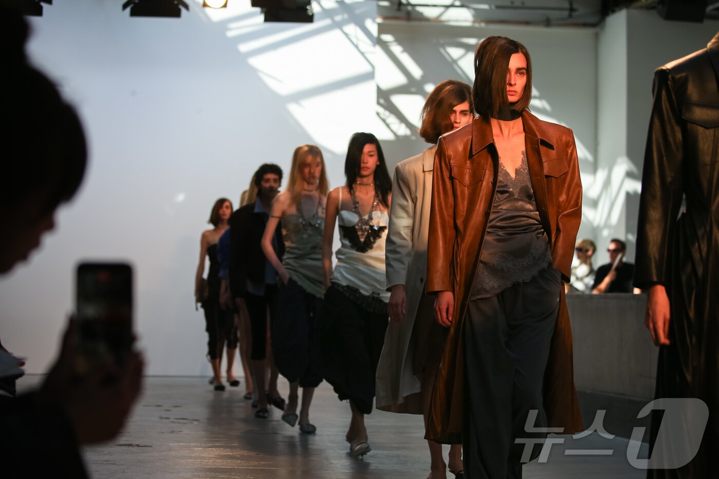 본문 이미지 - 파리 패션위크 주간인 30일&#40;현지시간&#41; 프랑스 파리 팔레 드 도쿄에서 국내 패션 디자이너 브랜드로 이루어진 연합 패션쇼 ‘콘셉트코리아 2026 S/S’가 열려 모델들이 런웨이에 올라 ‘본봄&#40;BONBOM&#41;’의 의상들을 선보이고 있다. 2025.10.1/뉴스1 ⓒ News1 이준성 기자