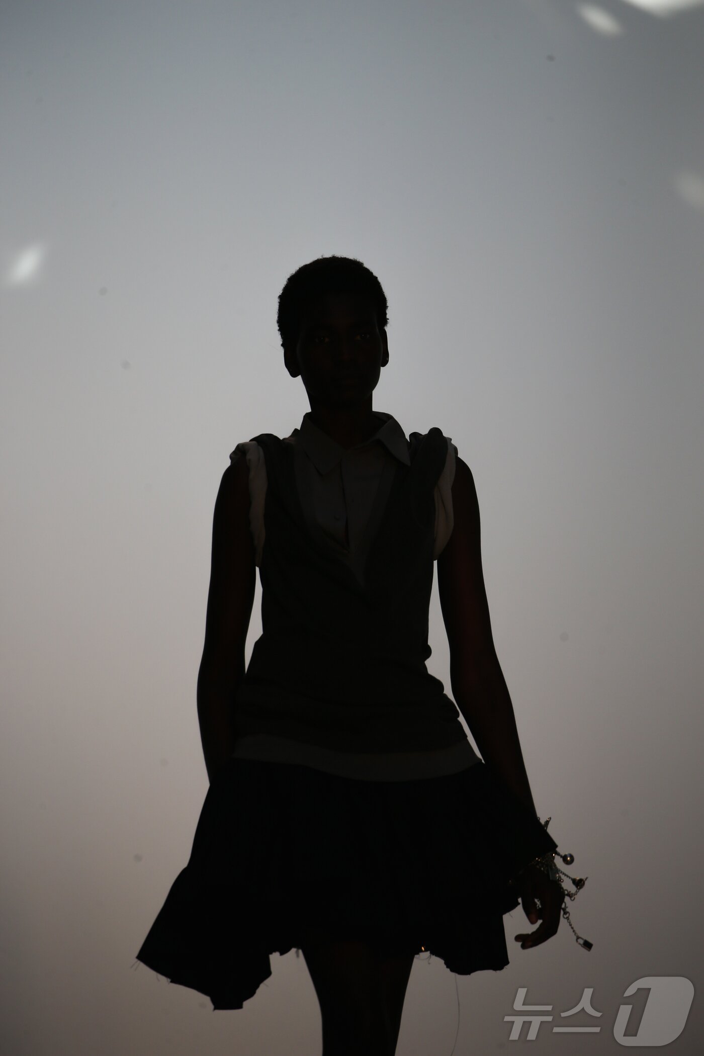 본문 이미지 - 파리 패션위크 주간인 30일&#40;현지시간&#41; 프랑스 파리 팔레 드 도쿄에서 국내 패션 디자이너 브랜드로 이루어진 연합 패션쇼 ‘콘셉트코리아 2026 S/S’가 열려 모델들이 런웨이에 올라 ‘본봄&#40;BONBOM&#41;’의 의상들을 선보이고 있다. 2025.10.1/뉴스1 ⓒ News1 이준성 기자