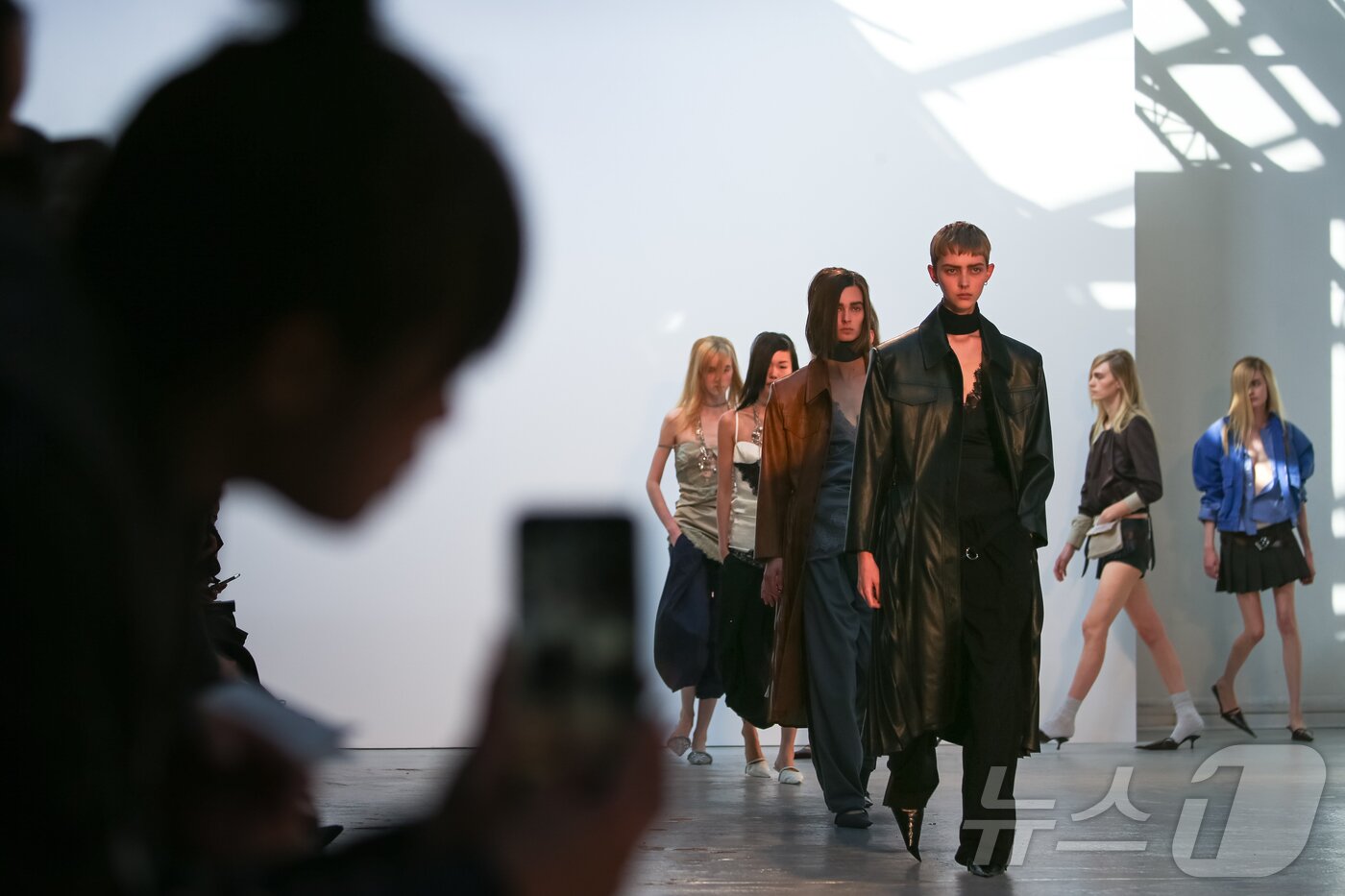 본문 이미지 - 파리 패션위크 주간인 30일&#40;현지시간&#41; 프랑스 파리 팔레 드 도쿄에서 국내 패션 디자이너 브랜드로 이루어진 연합 패션쇼 ‘콘셉트코리아 2026 S/S’가 열려 모델들이 런웨이에 올라 ‘본봄&#40;BONBOM&#41;’의 의상들을 선보이고 있다. 2025.10.1/뉴스1 ⓒ News1 이준성 기자