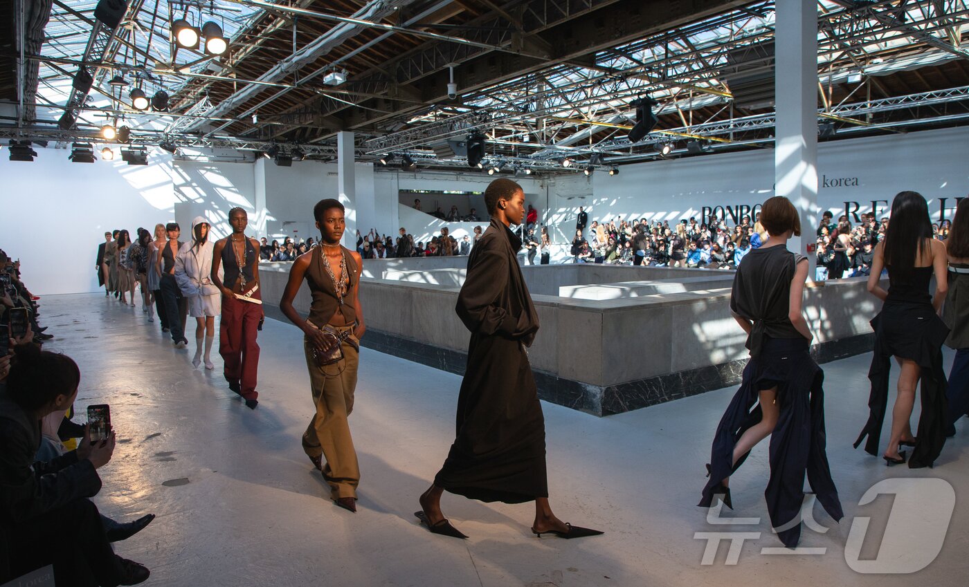 본문 이미지 - 파리 패션위크 주간인 30일&#40;현지시간&#41; 프랑스 파리 팔레 드 도쿄에서 국내 패션 디자이너 브랜드로 이루어진 연합 패션쇼 ‘콘셉트코리아 2026 S/S’가 열려 모델들이 런웨이에 올라 ‘본봄&#40;BONBOM&#41;’의 의상들을 선보이고 있다. 2025.10.1/뉴스1 ⓒ News1 이준성 기자