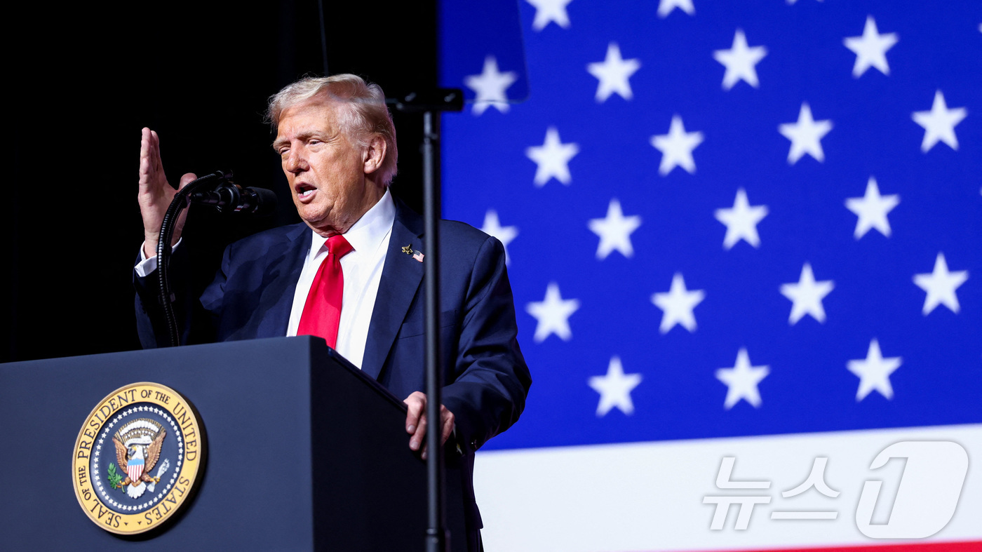 (콴티코 로이터=뉴스1) 윤다정 기자 = 도널드 트럼프 미국 대통령이 30일(현지시간) 버지니아주 콴티코의 미 해병대 기지에서 열린 고위 군 수뇌부 회의에서 연설하고 있다. 202 …