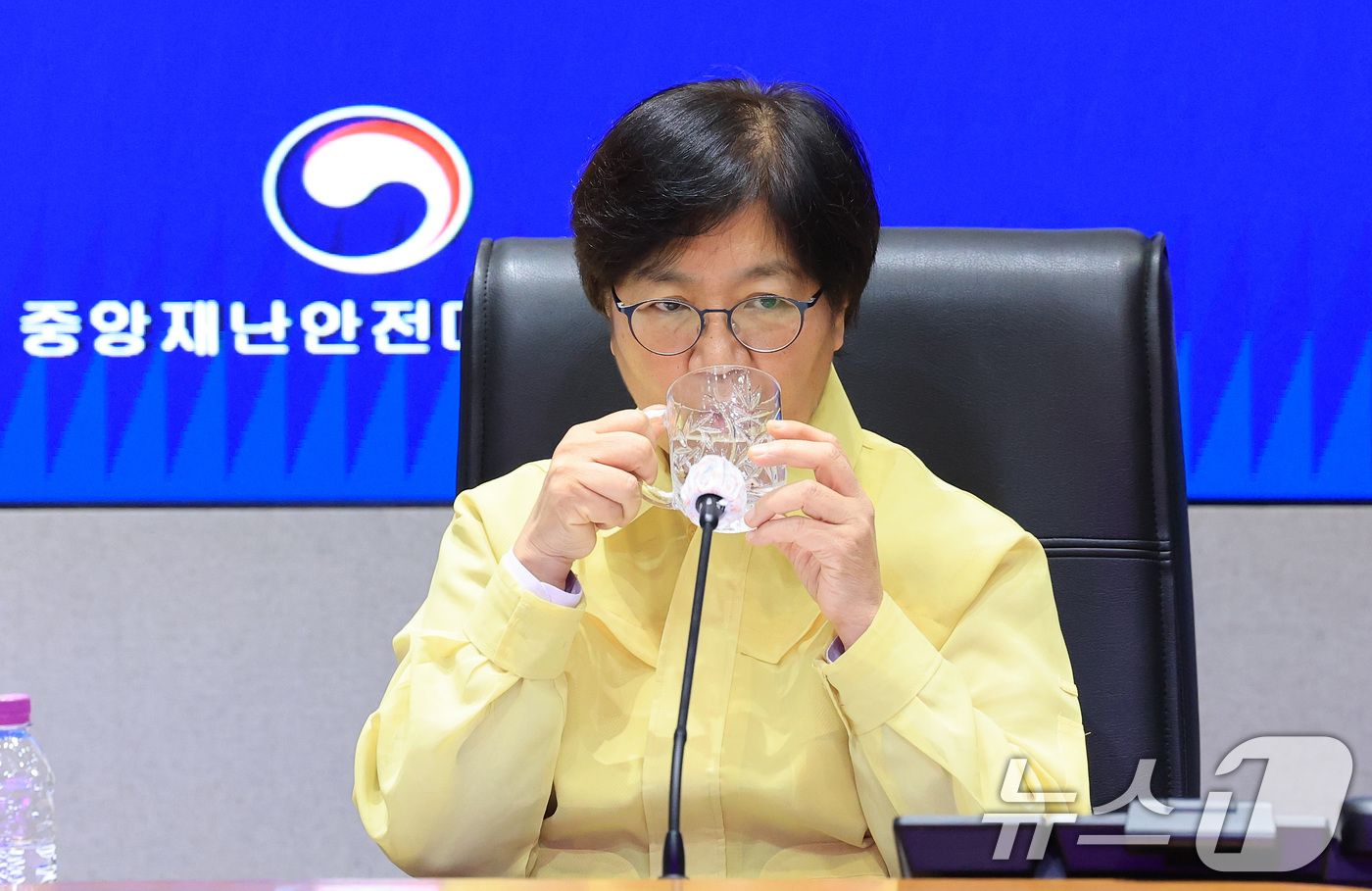 (서울=뉴스1) 임세영 기자 = 정은경 보건복지부 장관이 1일 서울 종로구 정부서울청사 중앙재난안전상황실 서울상황센터에서 열린 의사 집단행동 중앙재난안전대책본부 회의에서 물을 마시 …