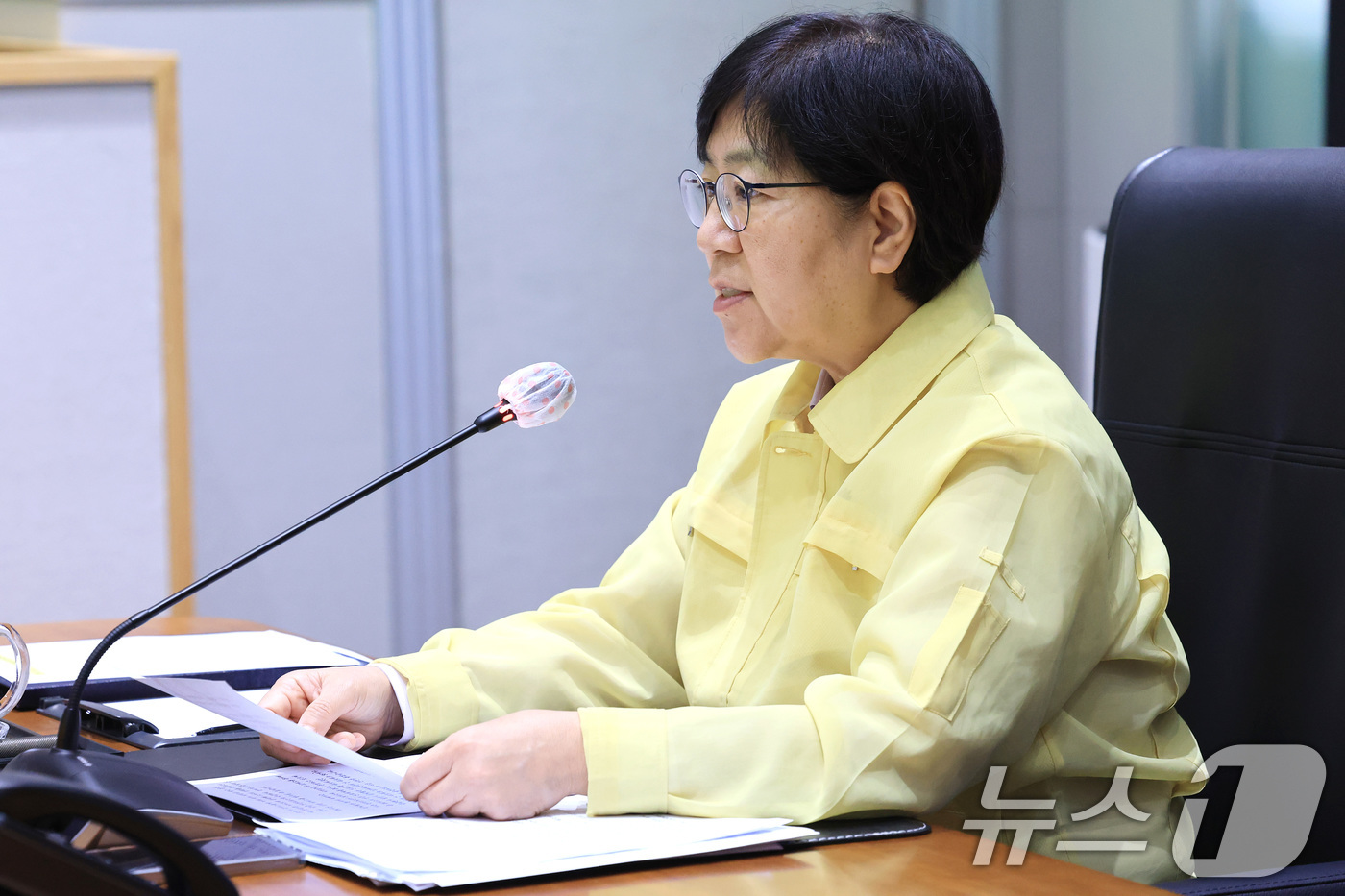 (서울=뉴스1) 임세영 기자 = 정은경 보건복지부 장관이 1일 서울 종로구 정부서울청사 중앙재난안전상황실 서울상황센터에서 열린 의사 집단행동 중앙재난안전대책본부 회의에서 모두발언을 …