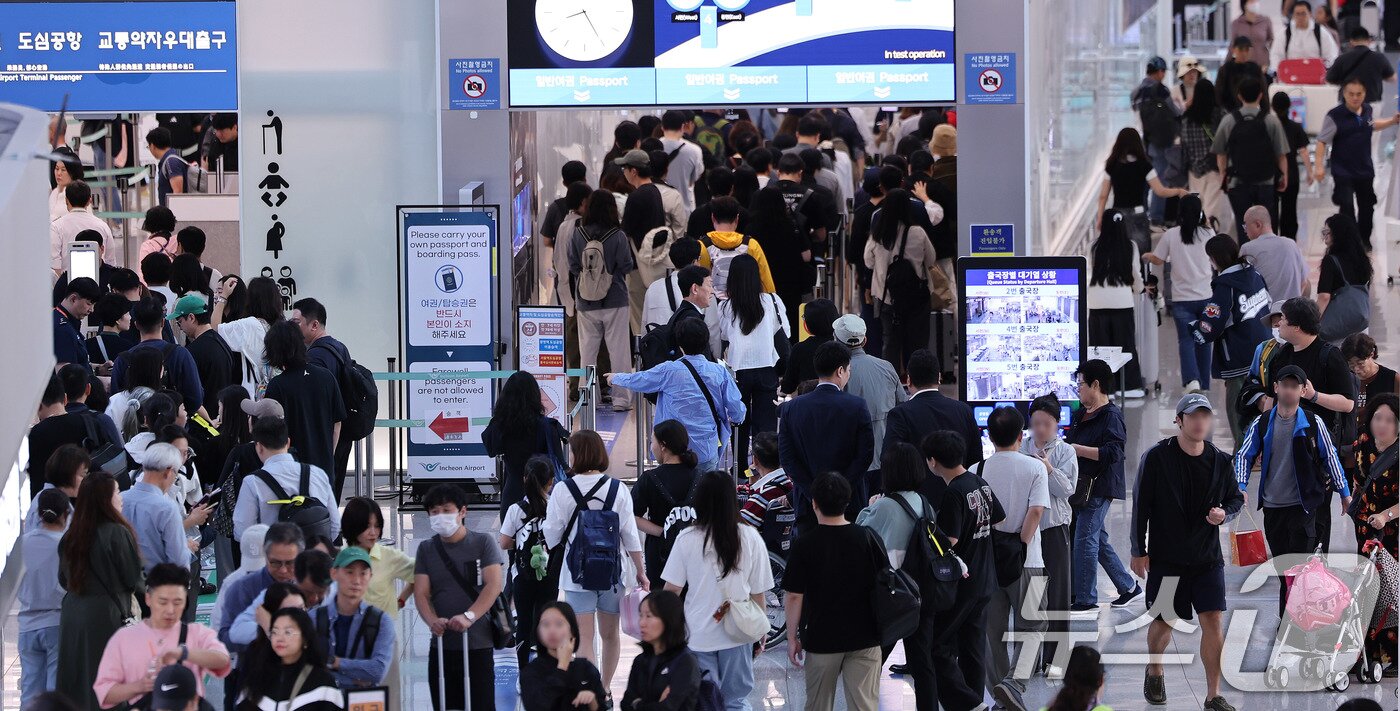 본문 이미지 - 추석 황금연휴를 앞둔 1일 인천국제공항 1터미널이 여행객들로 북적이고 있다. 2025.10.1/뉴스1 ⓒ News1 박지혜 기자