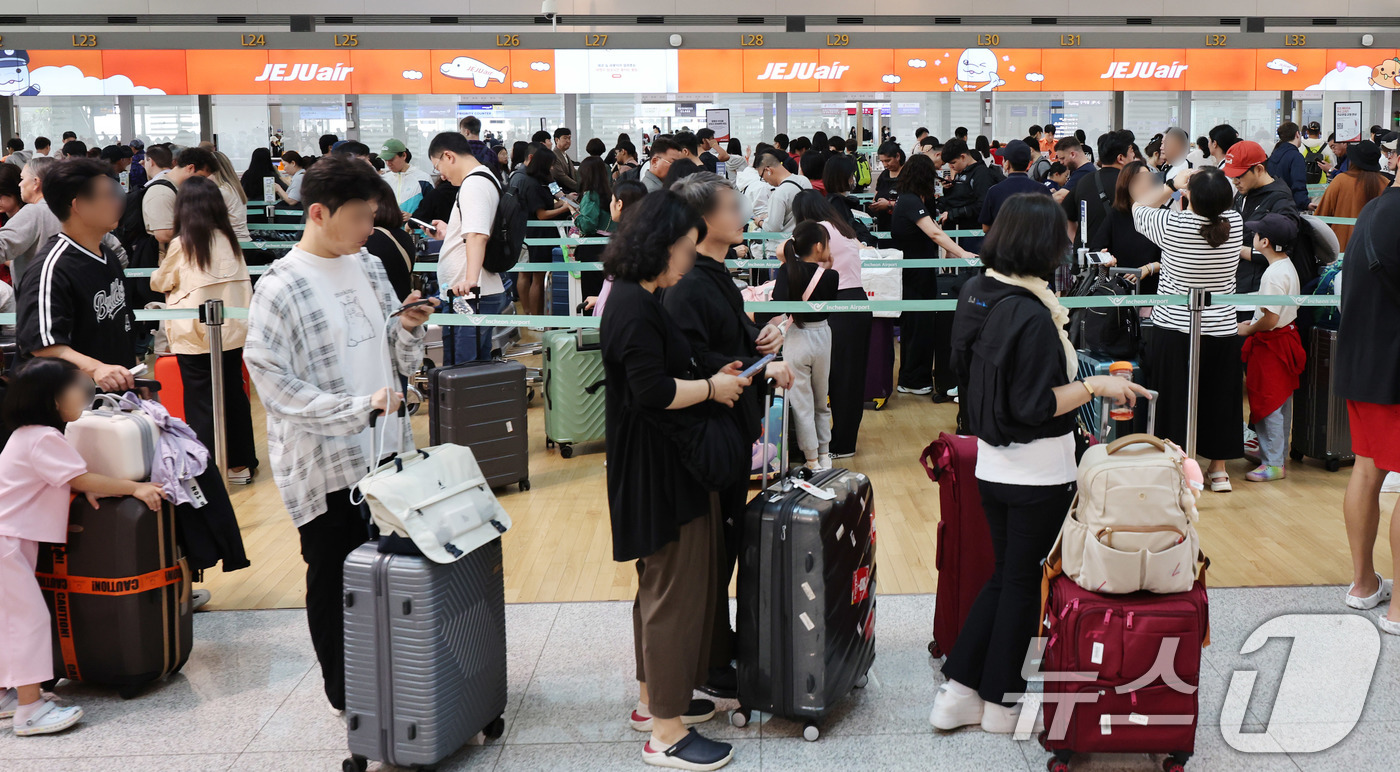 (인천공항=뉴스1) 박지혜 기자 = 추석 황금연휴를 앞둔 1일 인천국제공항 1터미널이 여행객들로 북적이고 있다.인천국제공항공사는 올해 추석연휴 기간(10월2~12일)에 일평균 22 …
