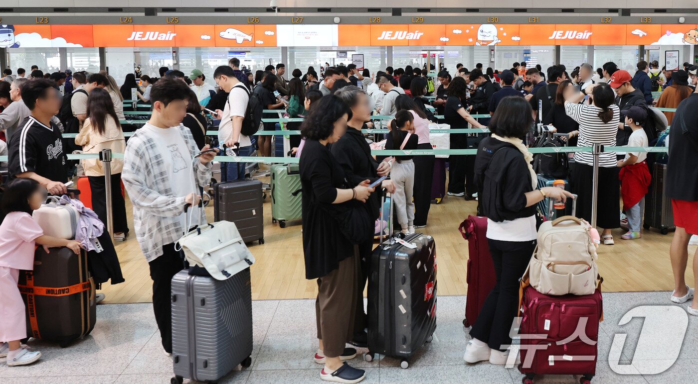 본문 이미지 - 추석 황금연휴를 앞둔 1일 인천국제공항 1터미널이 여행객들로 북적이고 있다. 2025.10.1/뉴스1 ⓒ News1 박지혜 기자
