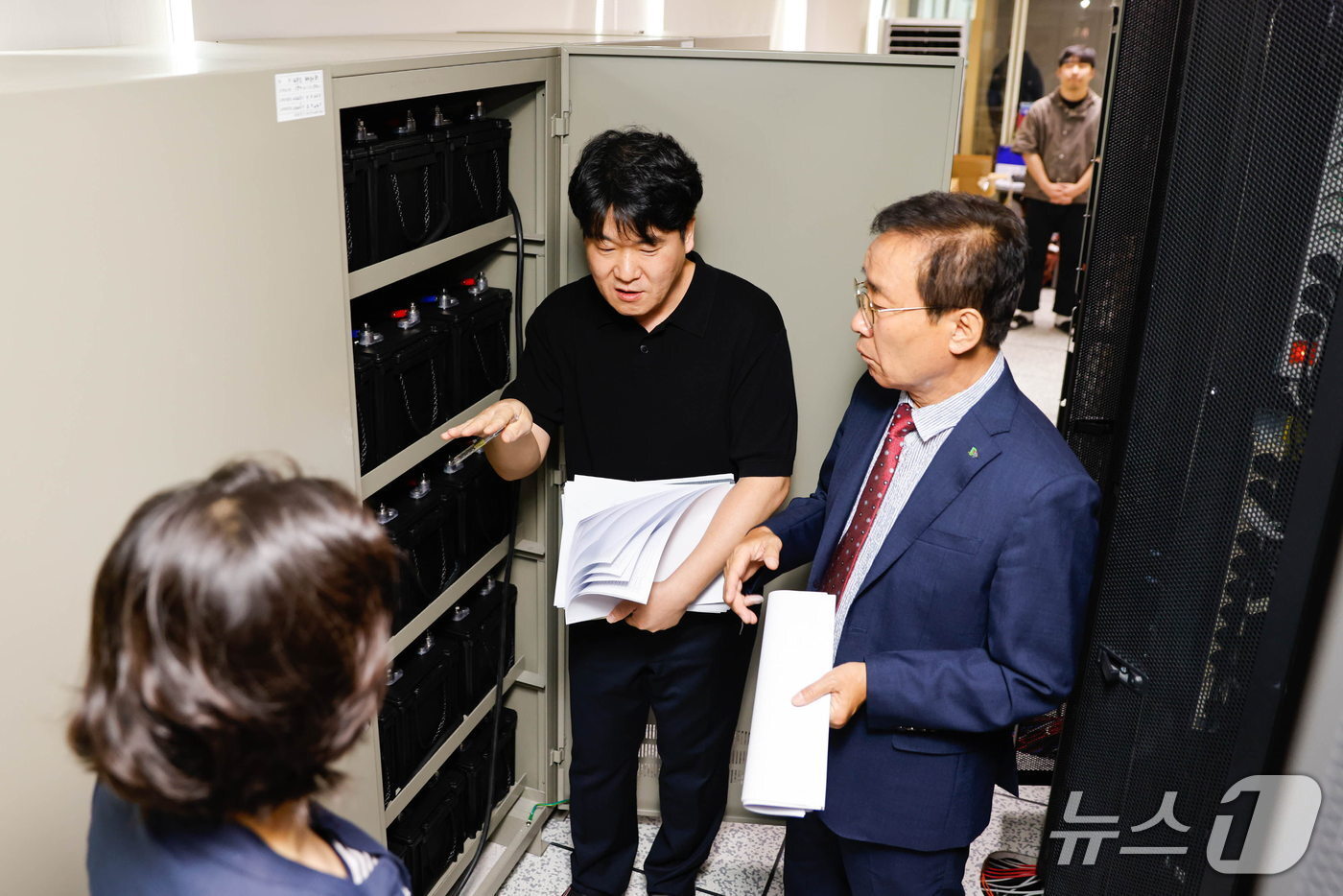 본문 이미지 - 김문근 단양군수가 군청 전산실과 통신실을 방문해 무정전전원장치(UPS) 운영 상황을 점검했다.(단양군제공. 재판매 및 DB금지)/뉴스1 