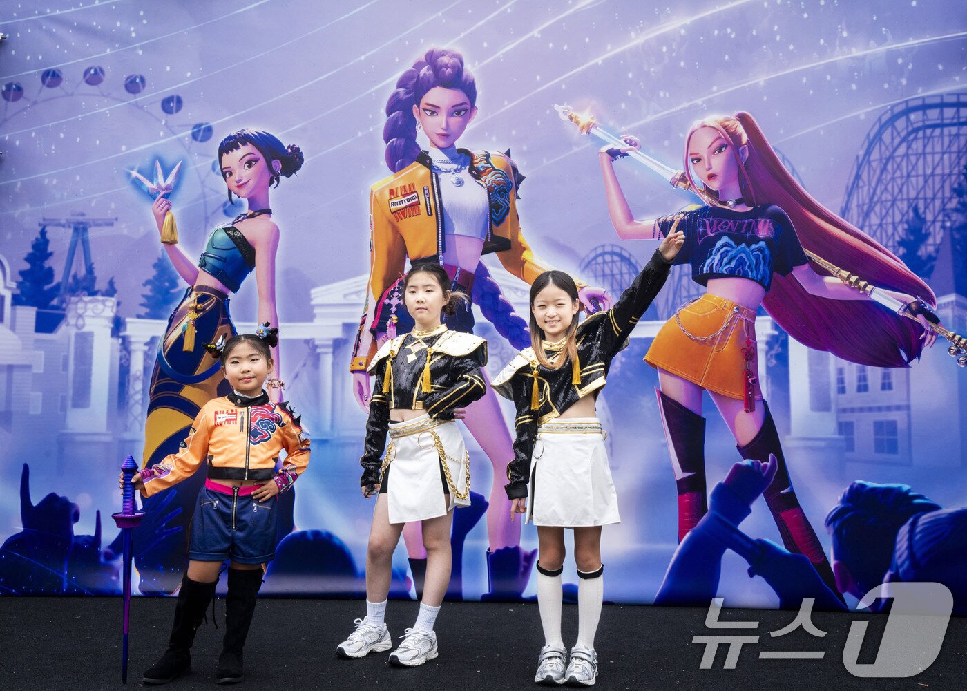 본문 이미지 - 에버랜드는 넷플릭스와 협업해 선보인 &#39;케이팝 데몬 헌터스&#39; 테마존이 매일 국내외 팬들의 오픈런과 함께 닷새만에 1만명이 방문하며 폭발적인 인기를 끌고 있다고 1일 밝혔다. 어린이들이 헌트릭스 분장을 하고 &#39;케이팝 데몬 헌터스 테마존&#39;을 체험하고 있다. &#40;삼성물산 제공. 재판매 및 DB 금지&#41; 2025.10.1/뉴스1