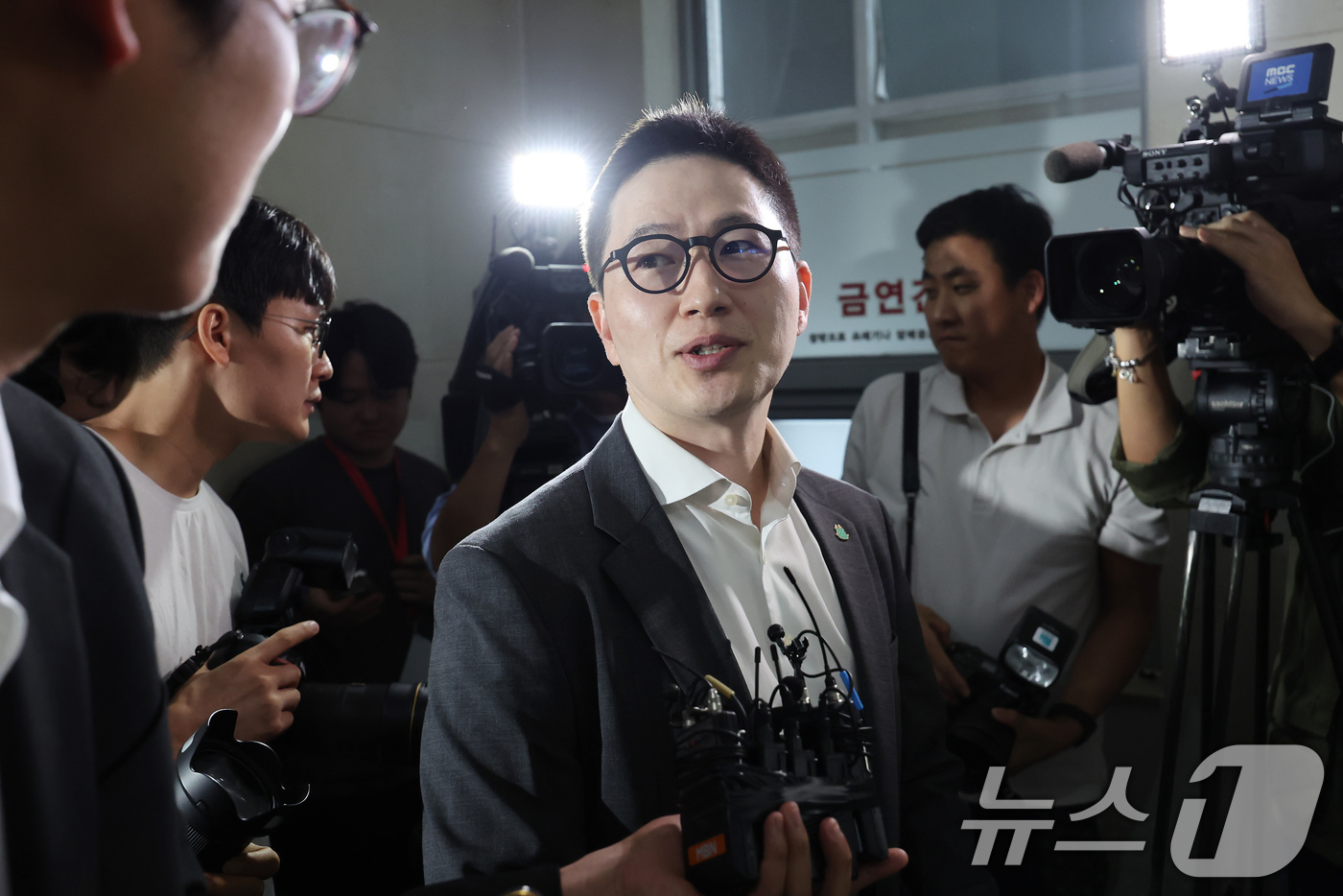 (서울=뉴스1) 장수영 기자 = 이원모 전 대통령실 인사비서관이 1일 오전 서울 서초구 순직해병 특별검사팀 사무실로 이종섭 전 국방부 장관 도피 의혹 및 직권남용 권리행사방해 혐의 …