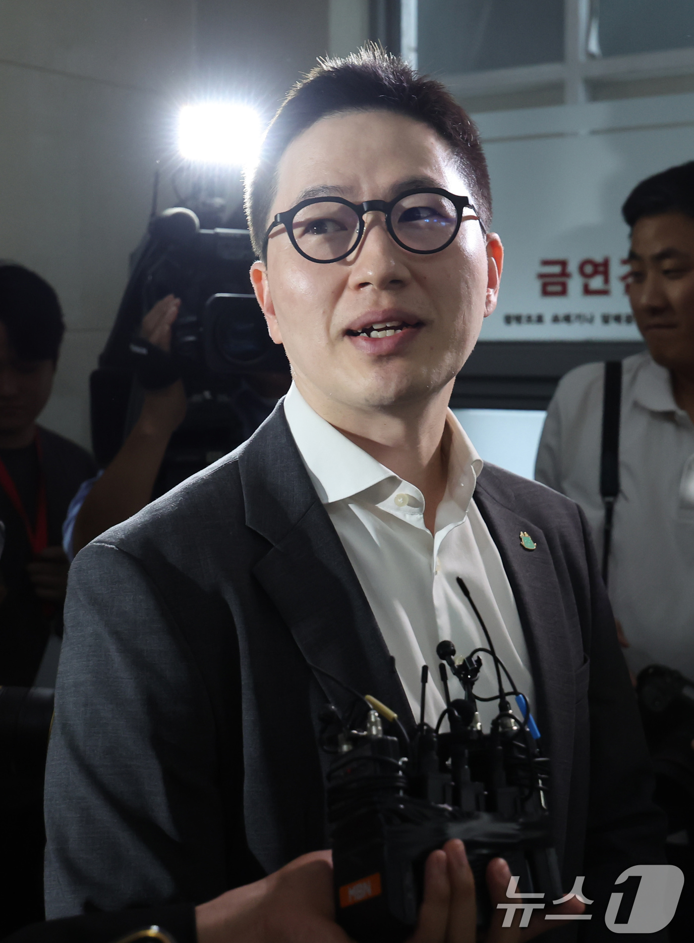 (서울=뉴스1) 장수영 기자 = 이원모 전 대통령실 인사비서관이 1일 오전 서울 서초구 순직해병 특별검사팀 사무실로 이종섭 전 국방부 장관 도피 의혹 및 직권남용 권리행사방해 혐의 …