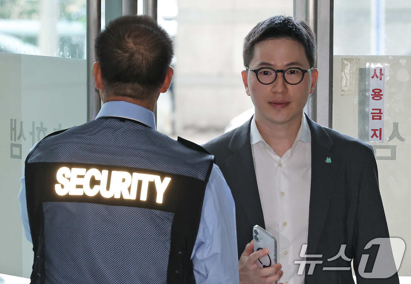 (서울=뉴스1) 장수영 기자 = 이원모 전 대통령실 인사비서관이 1일 오전 서울 서초구 순직해병 특별검사팀 사무실로 이종섭 전 국방부 장관 도피 의혹 및 직권남용 권리행사방해 혐의 …