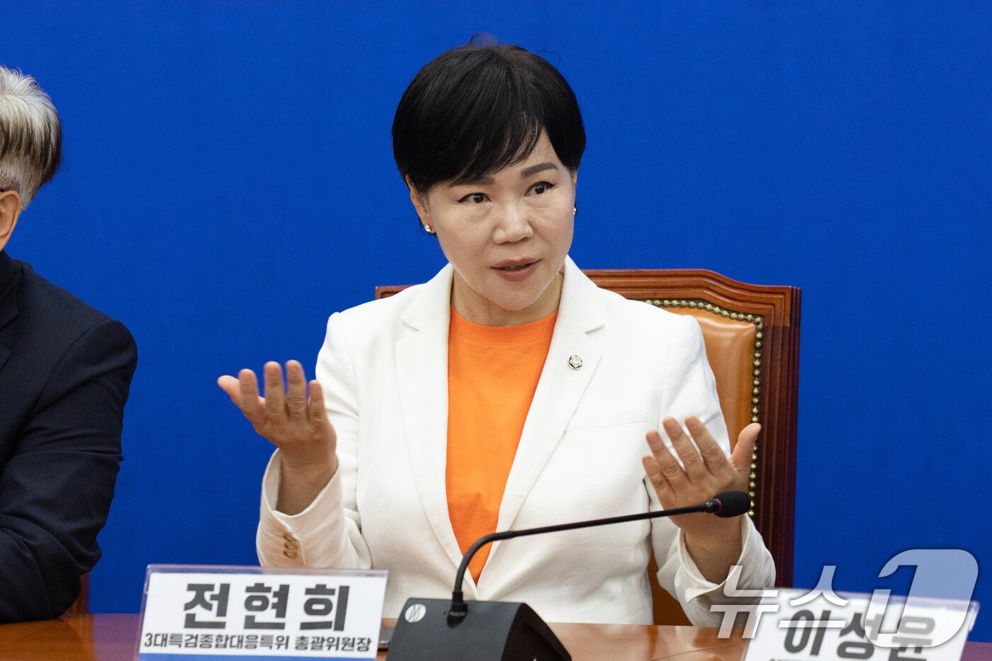 본문 이미지 - 전현희 더불어민주당 3대 특검 대응특별위원장이 1일 서울 여의도 국회에서 비공개 회의에 앞서 의원들과 대화하고 있다. 2025.10.1/뉴스1 ⓒ News1 이승배 기자